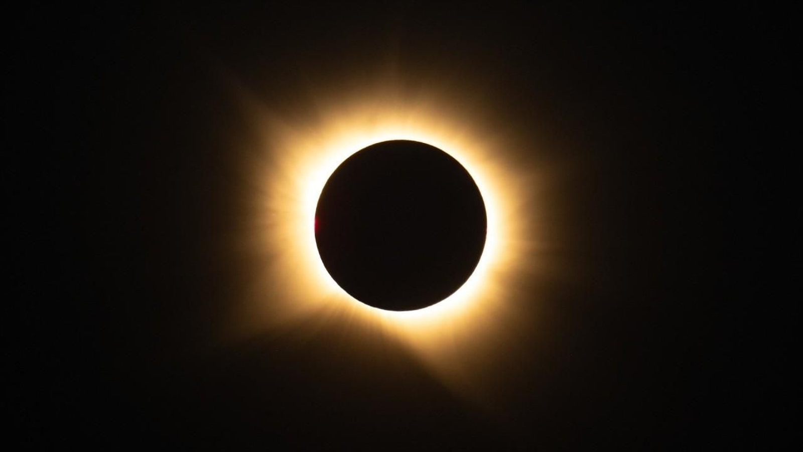 Vídeo | El eclipse solar total del 12 de agosto, en un 'timelapse' desde Galicia