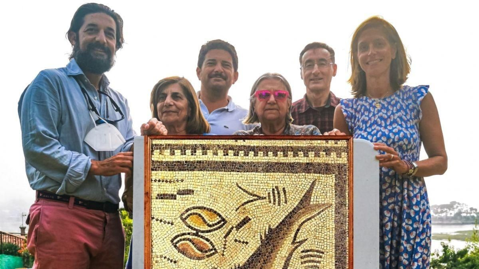 Miembros de la asociación junto a la pieza del S.III en un montaje fotográfico.