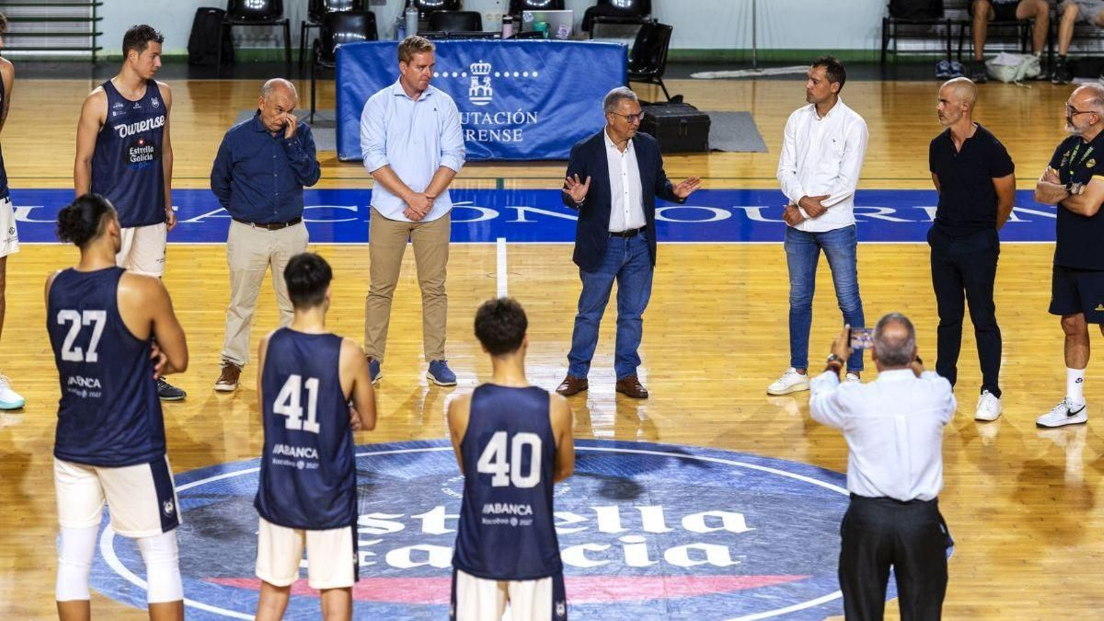 Luis Menor se dirige a directivos, cuerpo técnico y jugadores del COB.