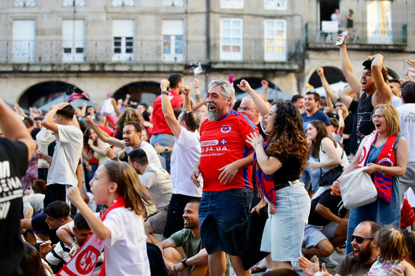 Galería | La afición de la UD Ourense sale a las calle de Ourense para disfrutar del ascenso a Primera Federación, en fotos