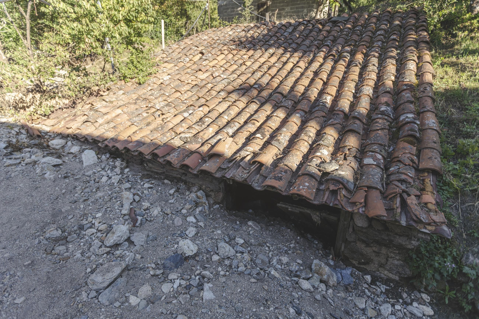 Galería | La huella del desastre dejado por la riada en A Bouza y acentuado por la parálisis, en fotos