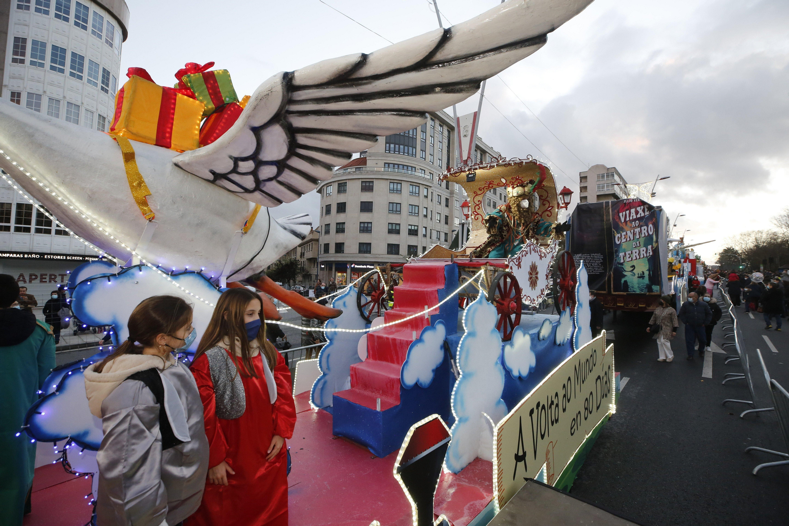 OURENSE. Fantasía y luz en el desfile de los Reyes Magos por la ciudad. // Miguel Ángel