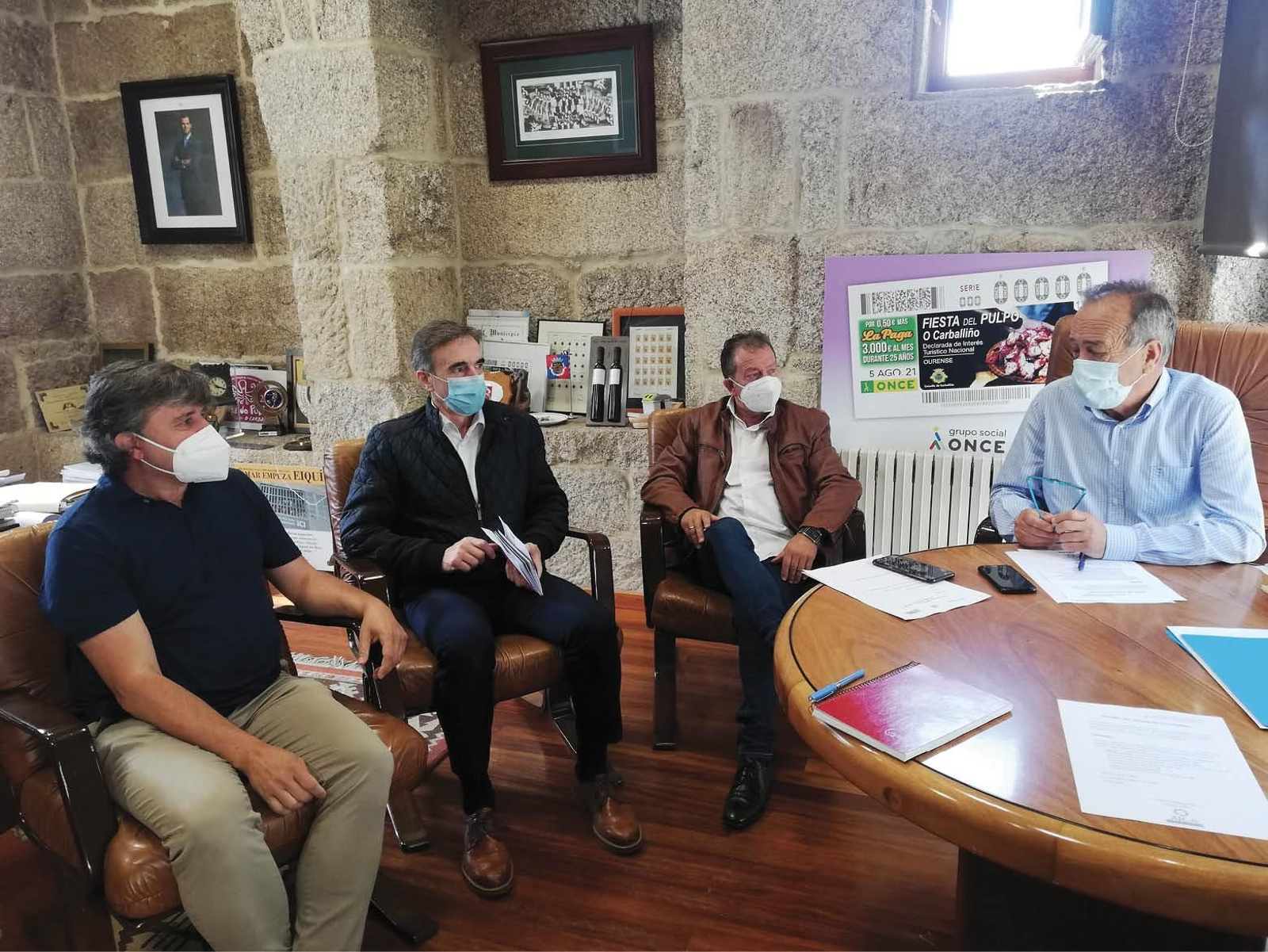 Francisco Fumega -a la derecha-, durante su encuentro con los empresarios.