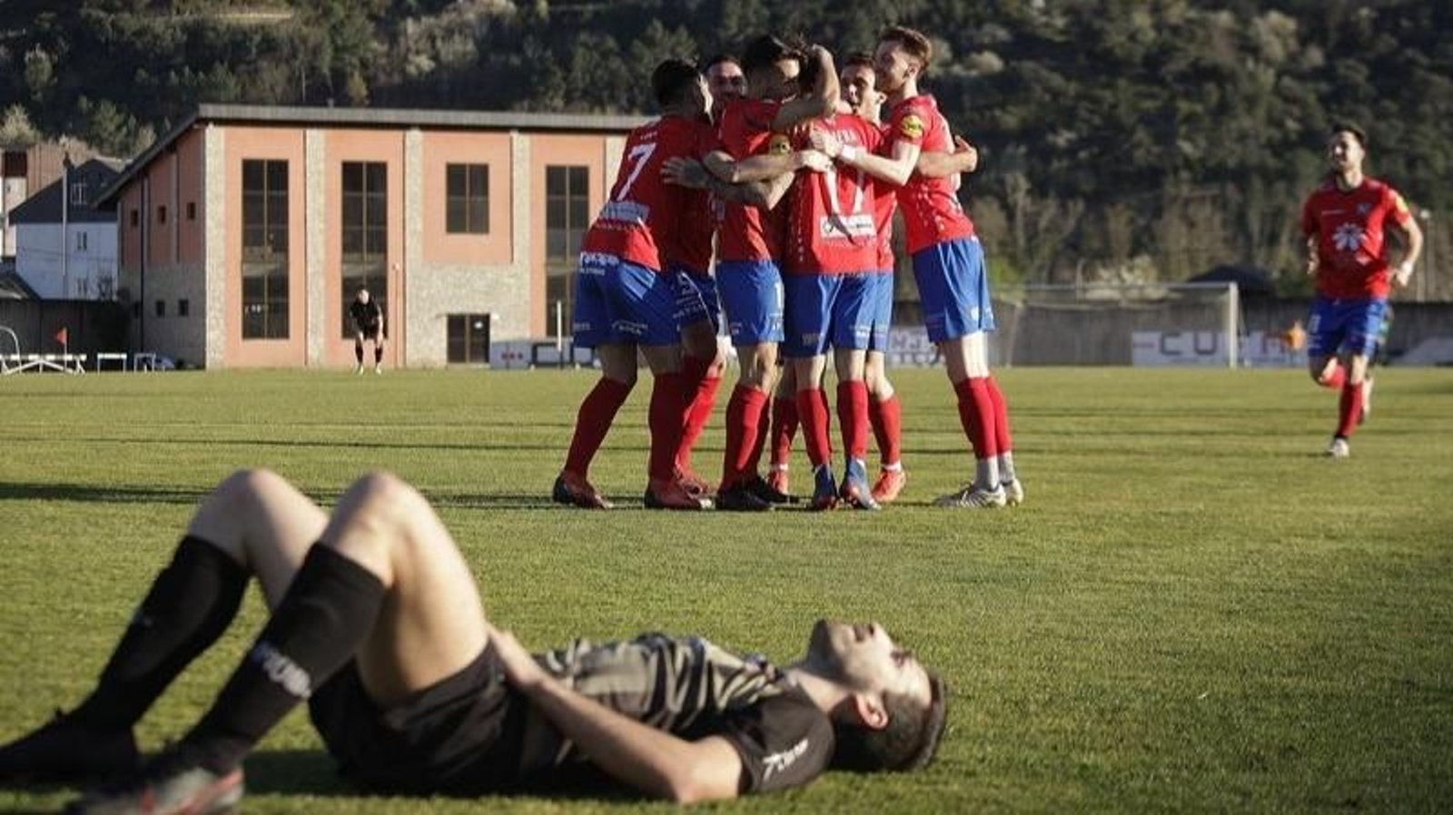 Los jugadores del Barco celebran uno de los goles ante el Choco en Calabagueiros (MIGUEL ÁNGEL)