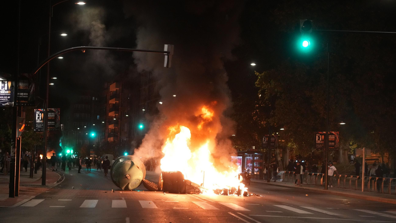 Varias personas incendian coches y contenedores, tras una concentración de diversos agentes sociales con el lema "Euskal Herrian Faxismoaren Ez!"