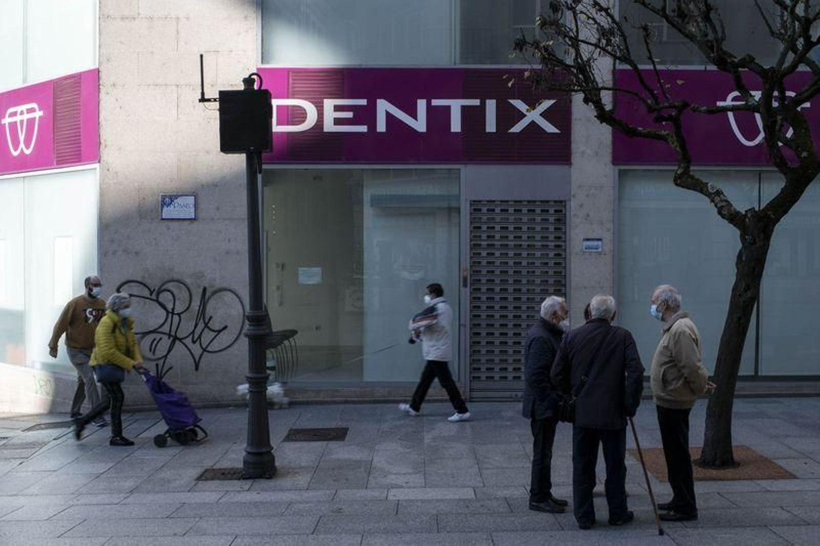 La tienda Dentix del Paseo, totalmente cerrada desde el pasado día 13 (ÓSCAR PINAL).