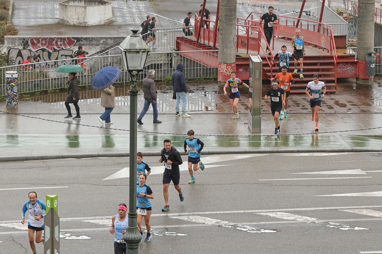 Galería | Cientos de atletas aguantan la lluvia en la Subida ao Castro