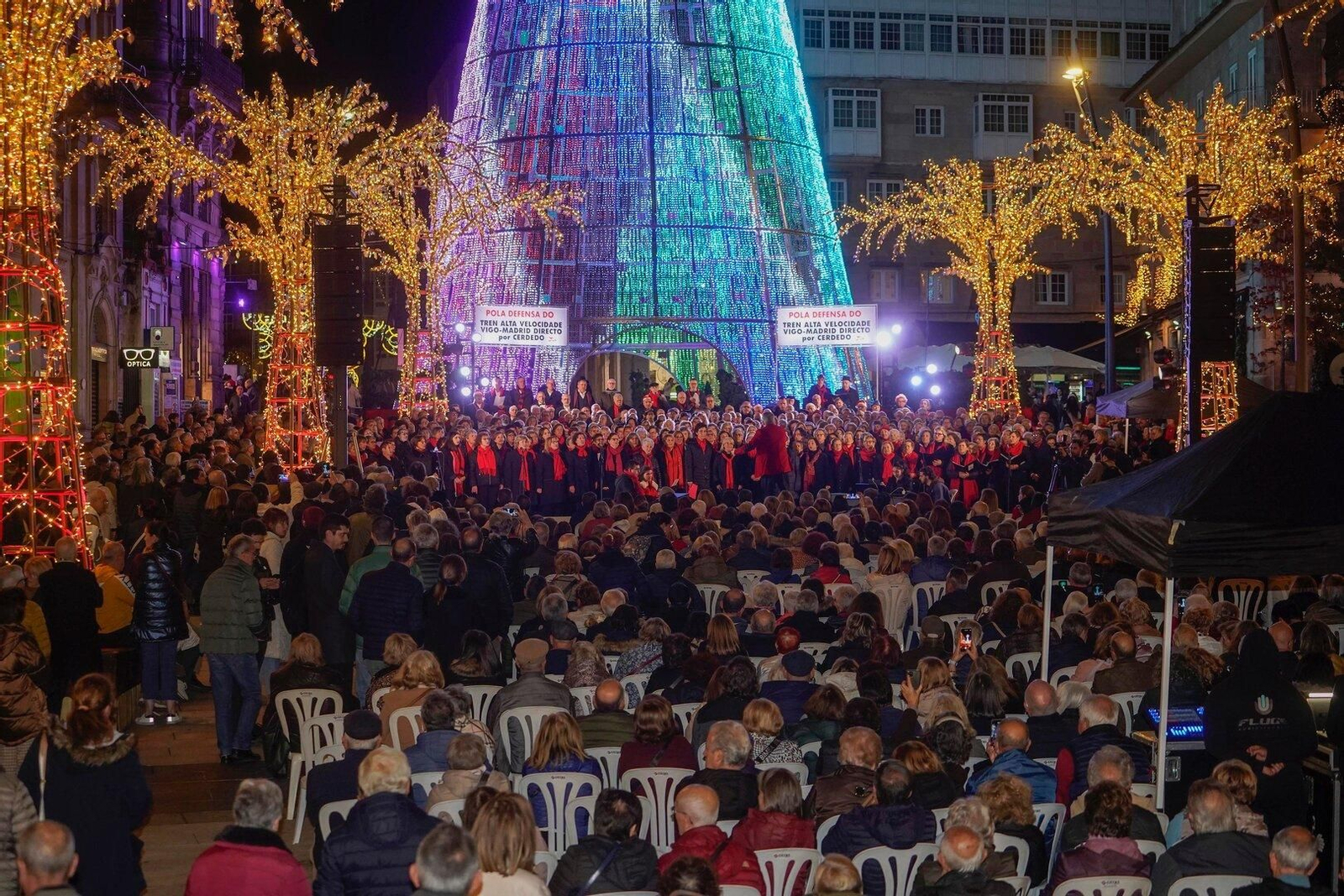 Concierto protesta de Acopovi junto al árbol de Navidad.