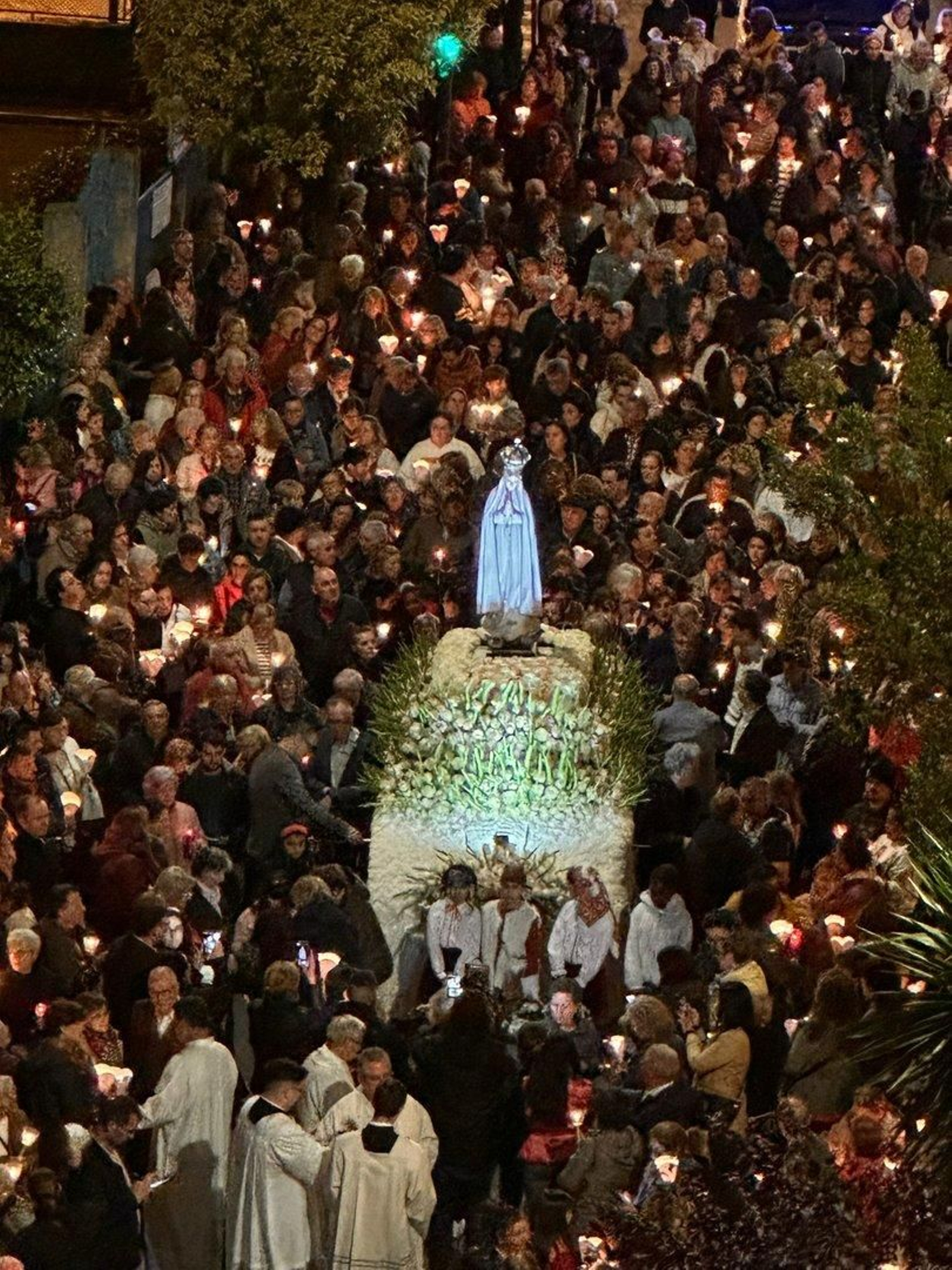 La Virgen de Fátima, arropada por los ourensanos en su procesión.