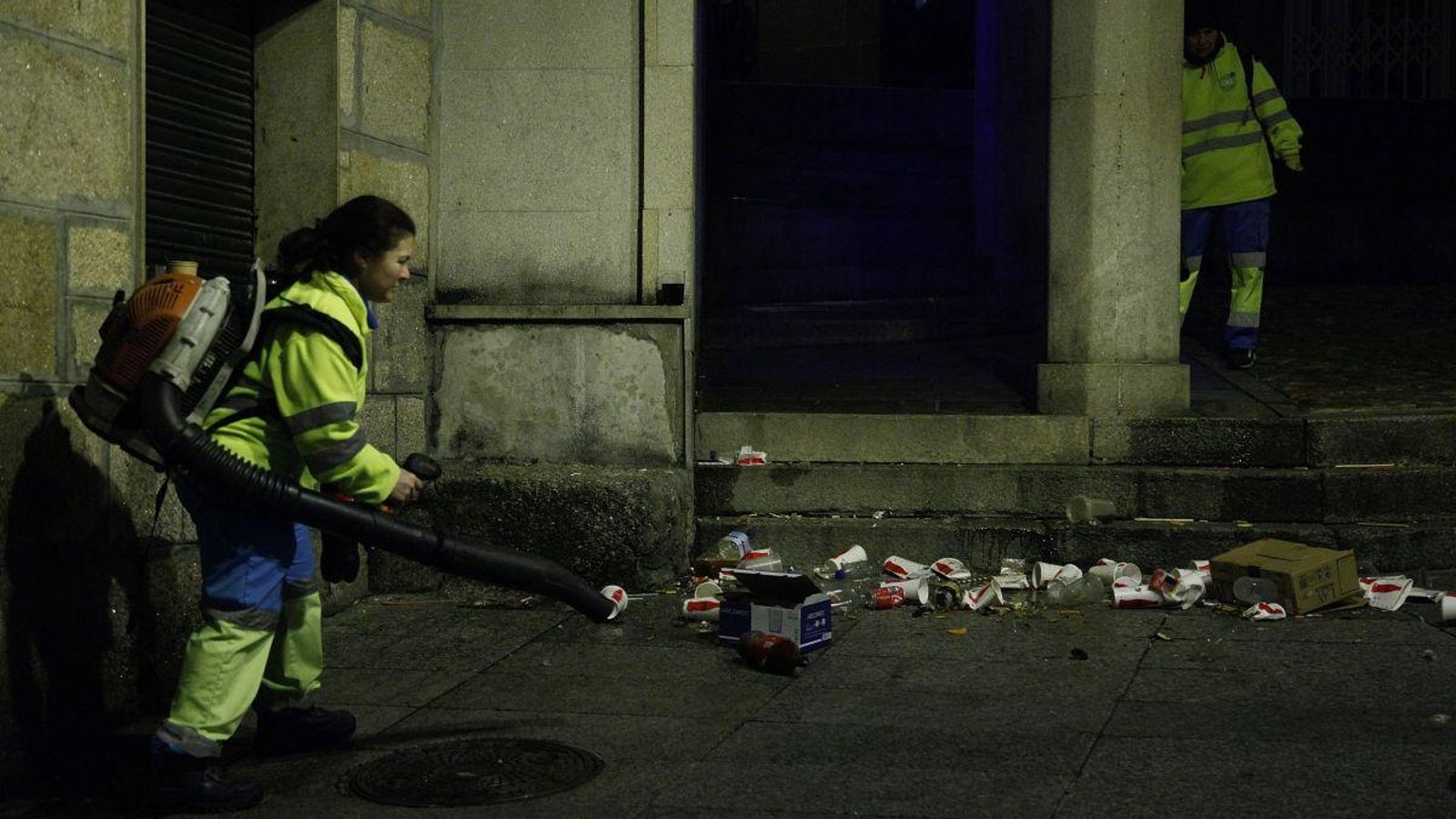 La resaca de una noche de fiesta dejó las calles del centro llenas de basura.