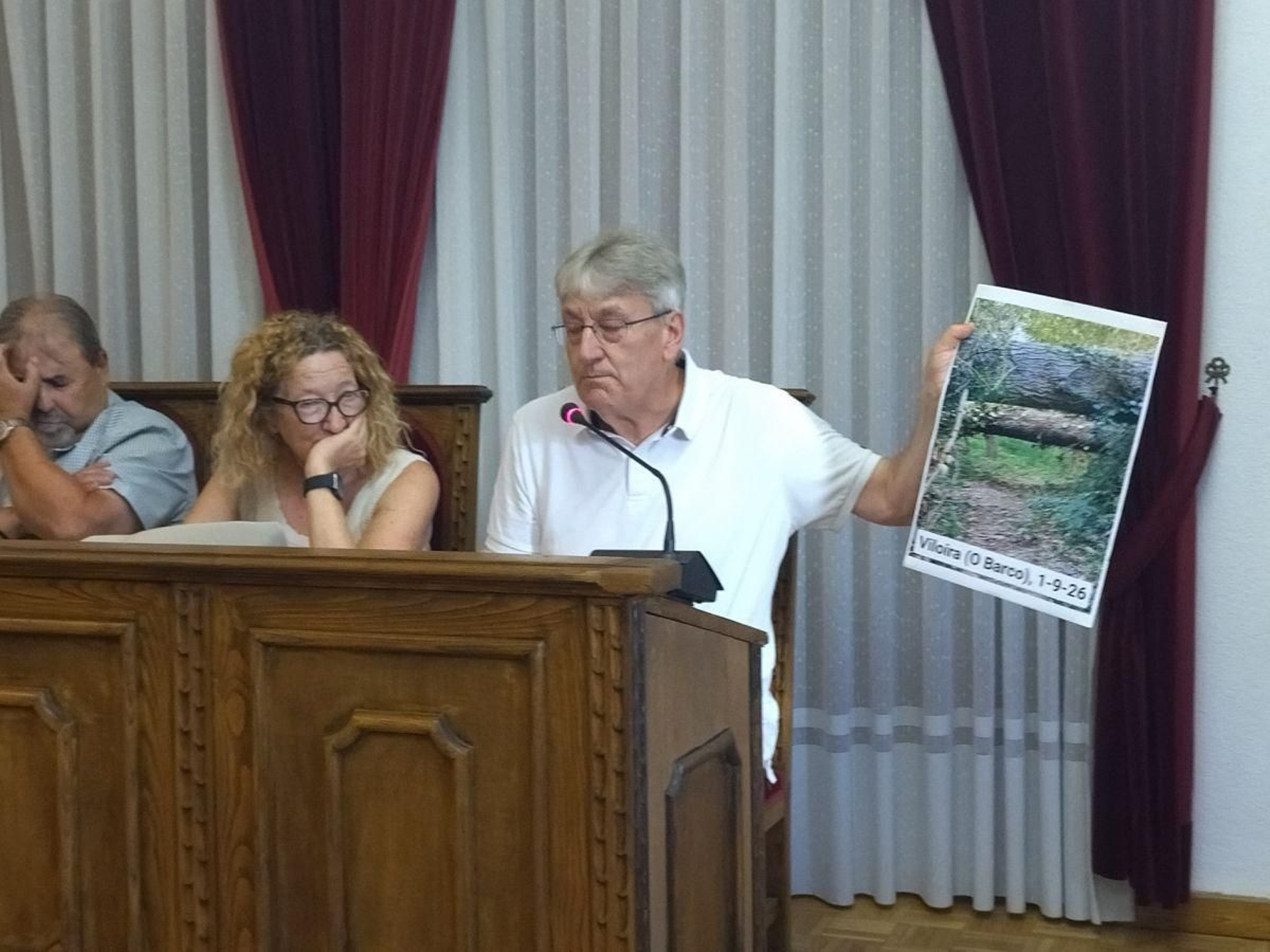 Agra muestra la foto de un árbol caído sobre la senda.