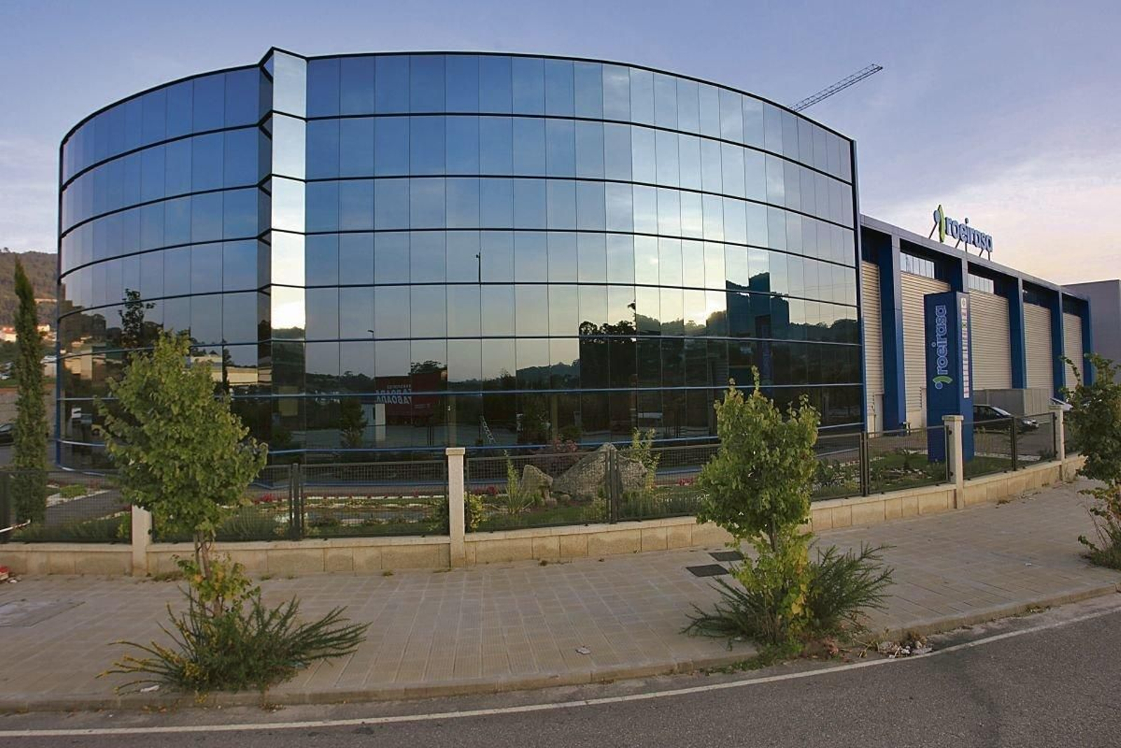 Roeirasa tiene sus instalaciones centrales y sede en Vigo, en el Parque Tecnológico y Logístico, y 16 delegaciones en España y Portugal.