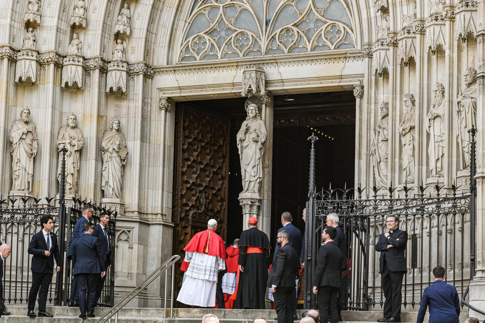 Galería | Cuarta jornada del papa León XIV en Barcelona, así lo acogieron en la catedral