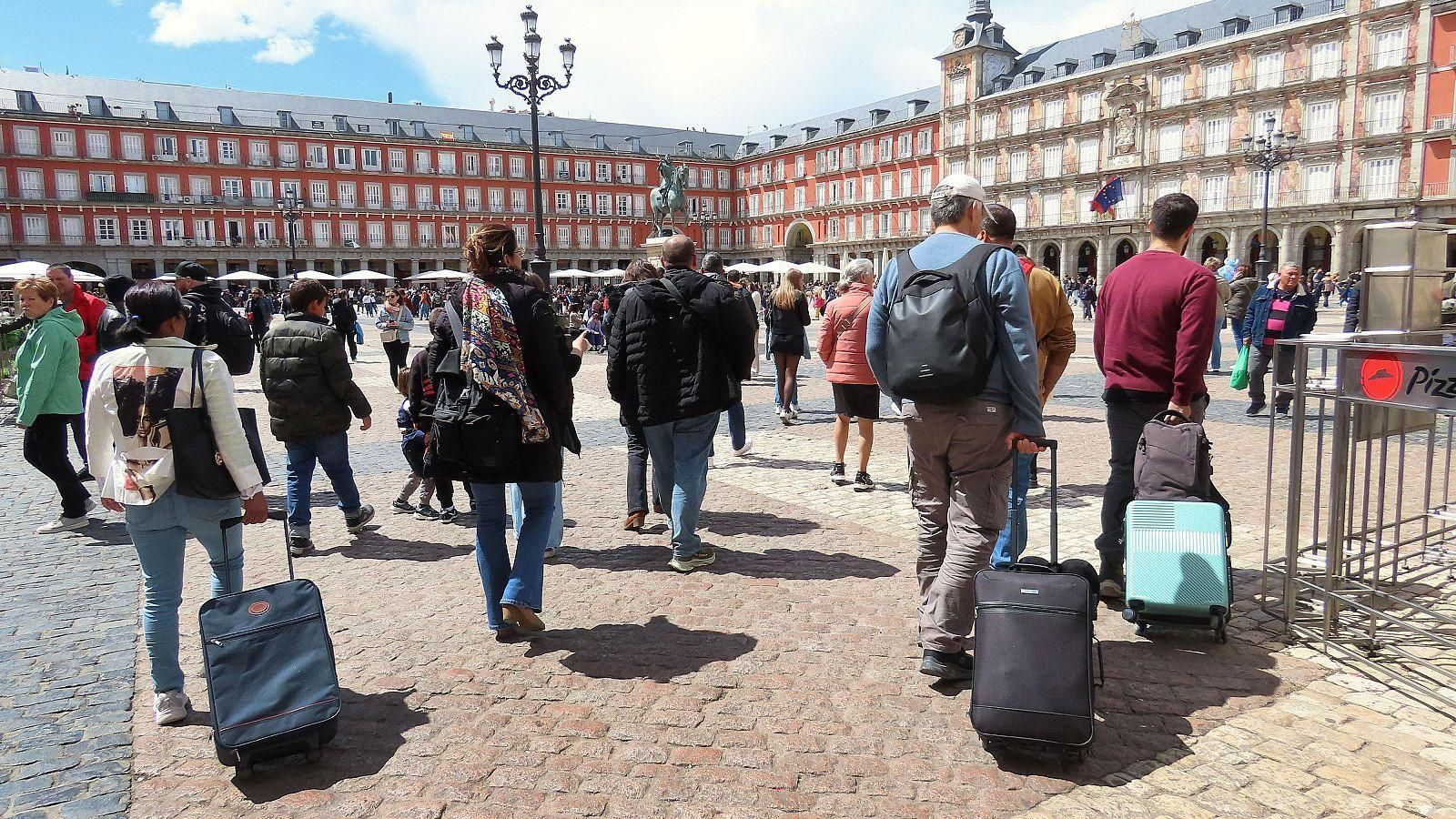 Turistas extranjeros en la Plaza Mayor de Madrid.