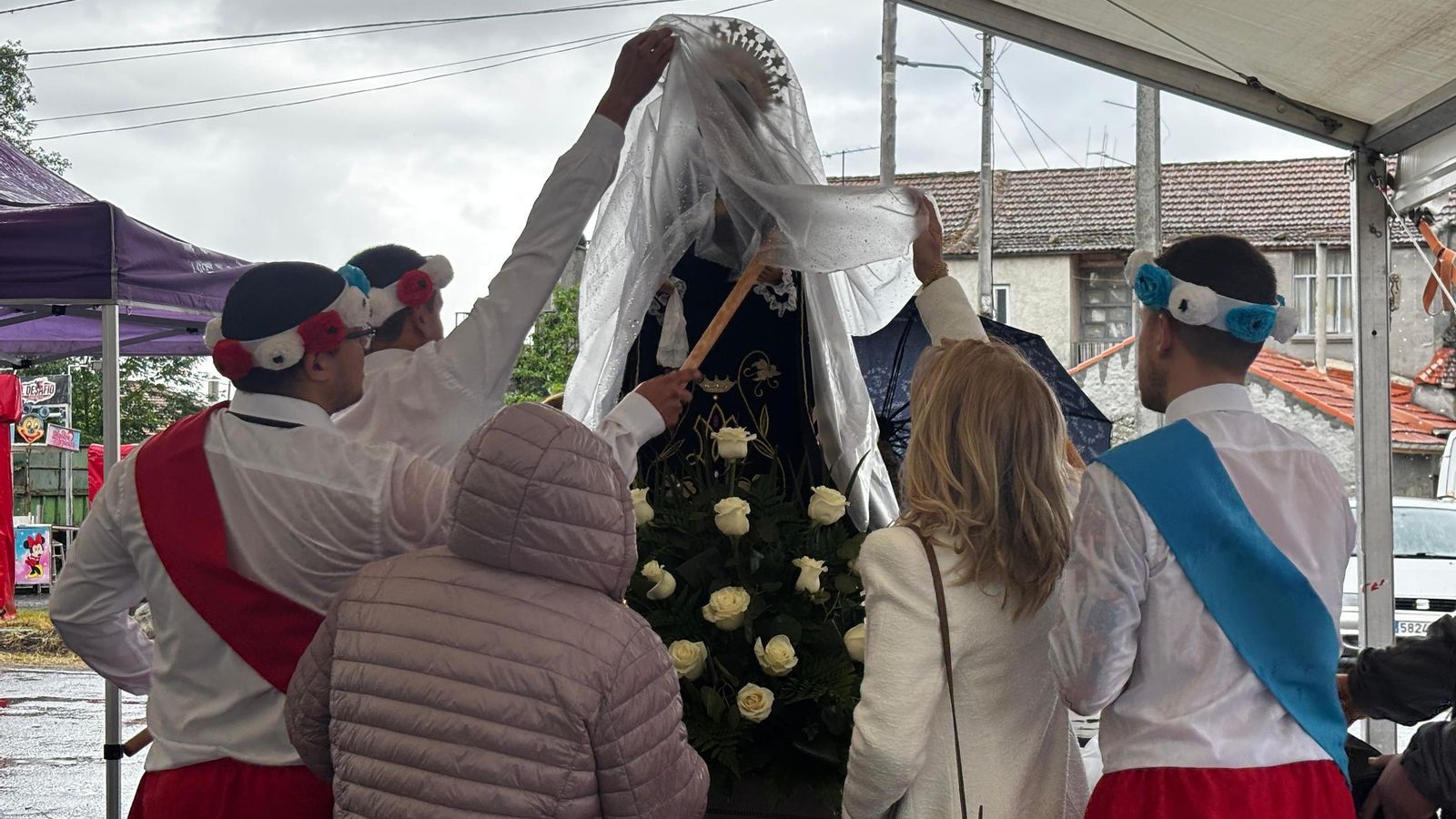 Hasta la Virgen se puso chubasquero.