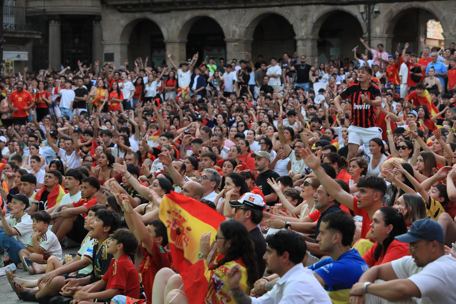 Galería | Ambiente y expectación en las terrazas de Ourense para disfrutar del partido de la selección española ante Portugal , en fotos