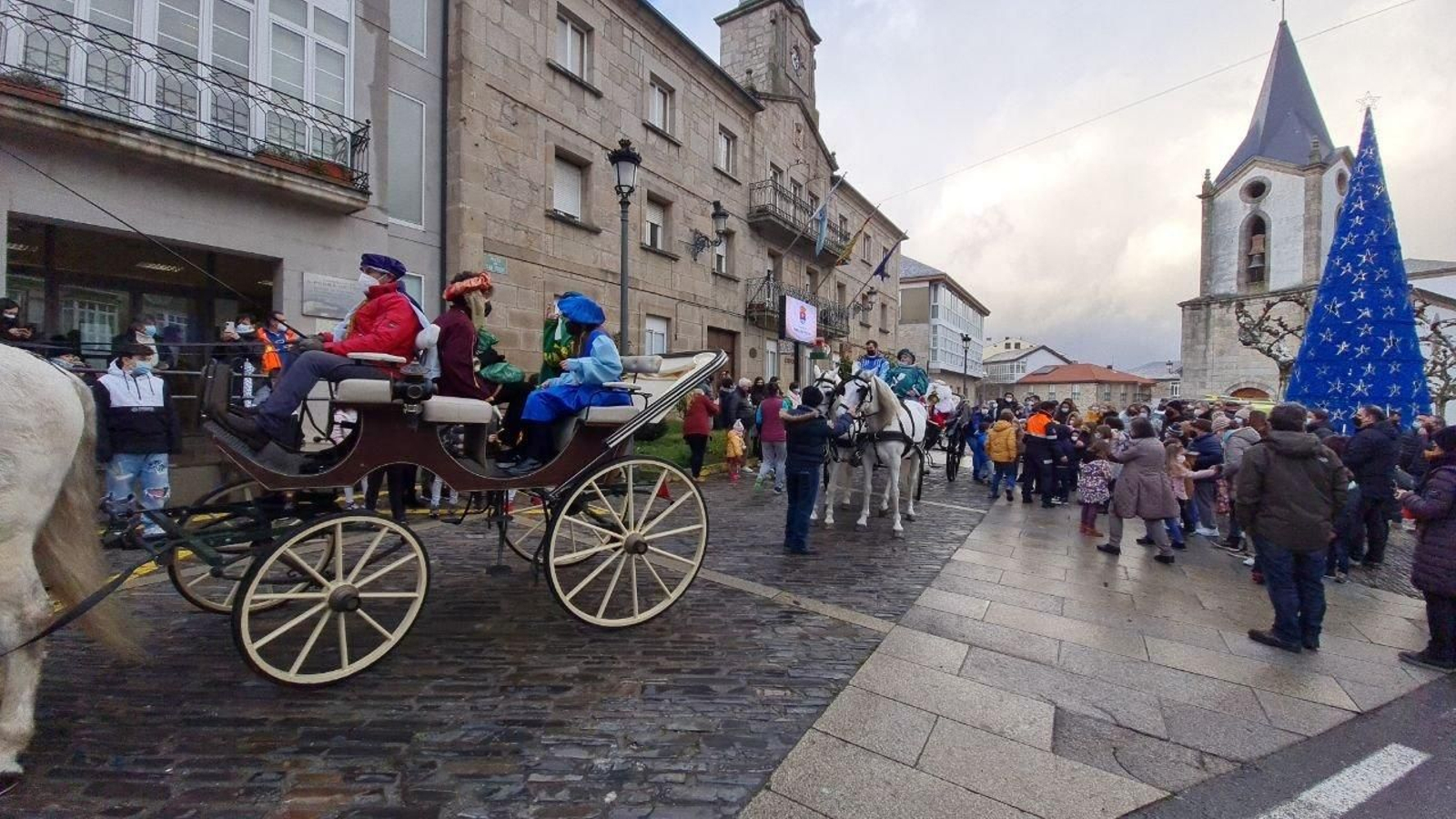 TRIVES. Los Reyes Magos recorren las calles en carruaje de caballos. // R. Martínez