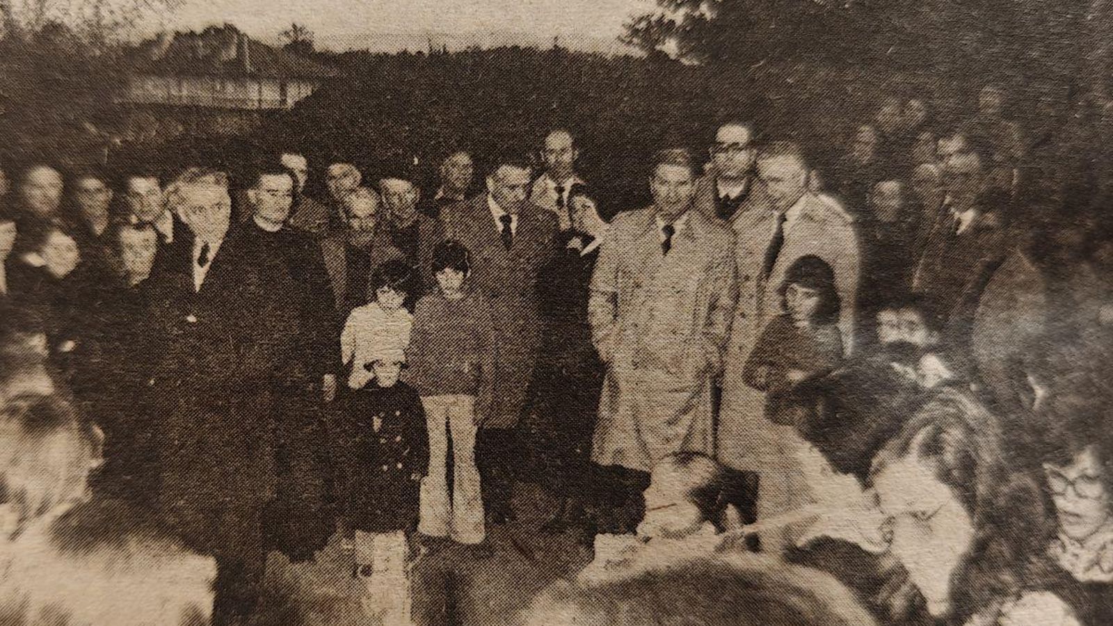 El gobernador civil y su comitiva con los vecinos de Barbadás.