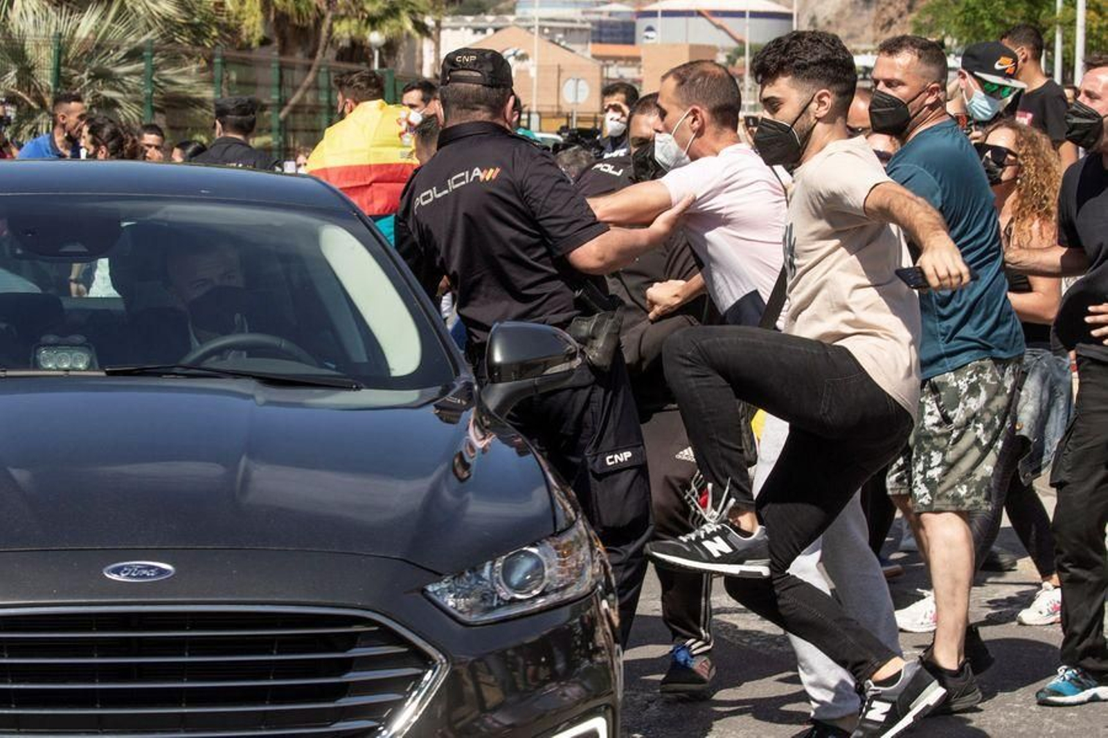 Un grupo de jóvenes golpea el coche en el que se trasladaba ayer Pedro Sánchez tras llegar a Ceuta.