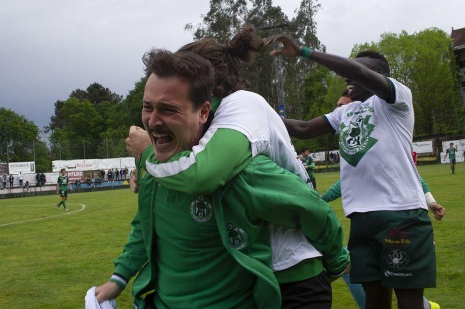 El Arenteiro celebra el ascenso a la Segunda Federación (MARTIÑO PINAL).