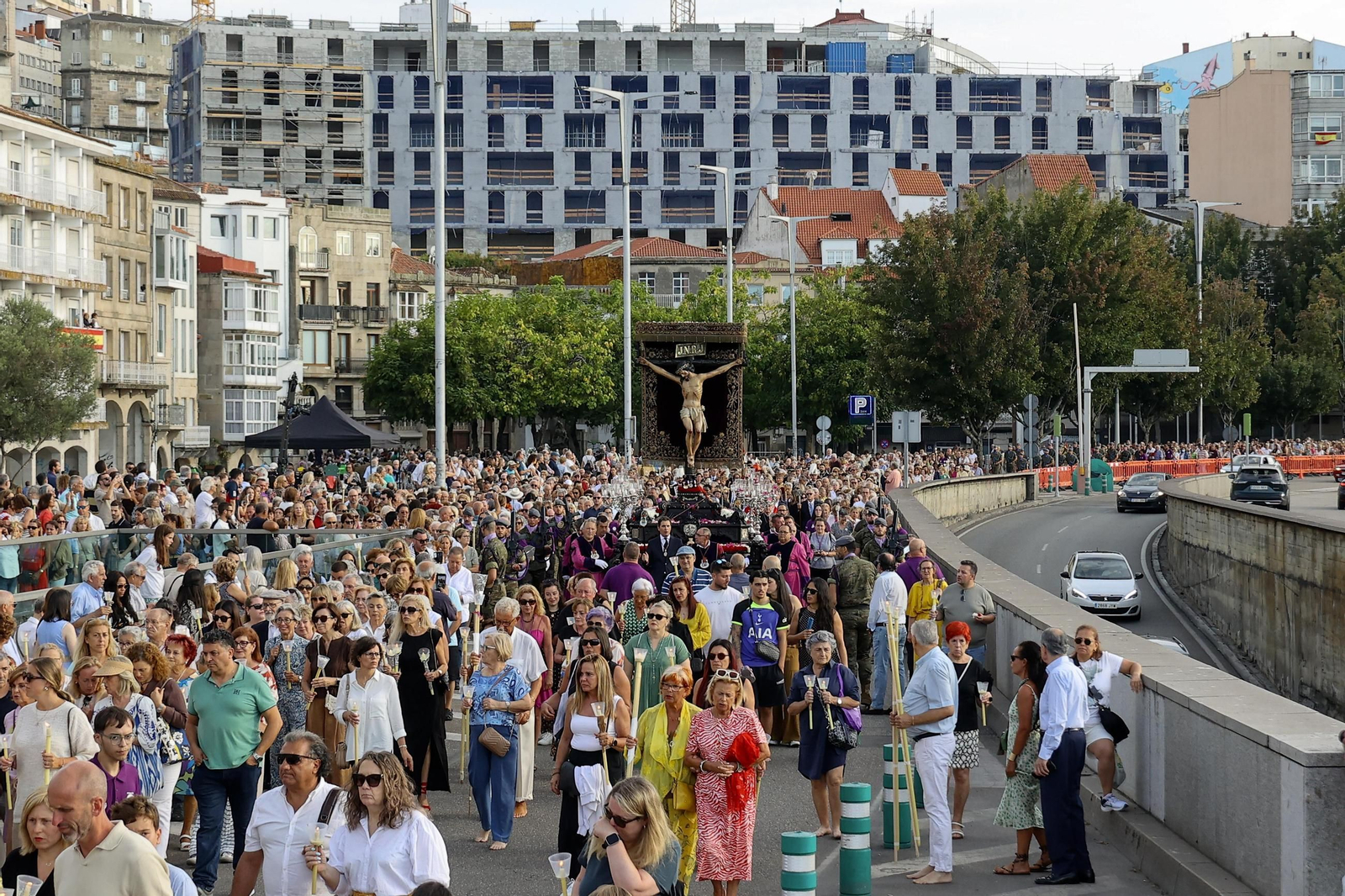 Galería | Misa por el Cristo da Victoria en Vigo y la concurrida procesión