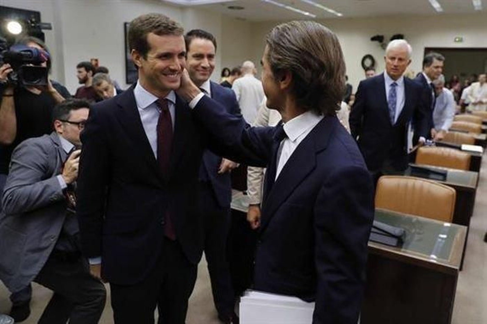 El expresidente del Gobierno José María Aznar, acompañado por el presidente del Partido Popular, Pablo Casado.