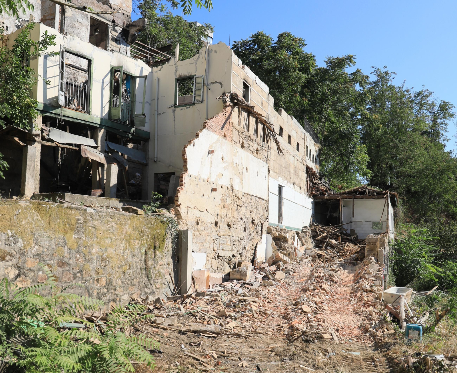 Situación de la Casa de Baños tras los primeros derribos, con los escombros visibles.