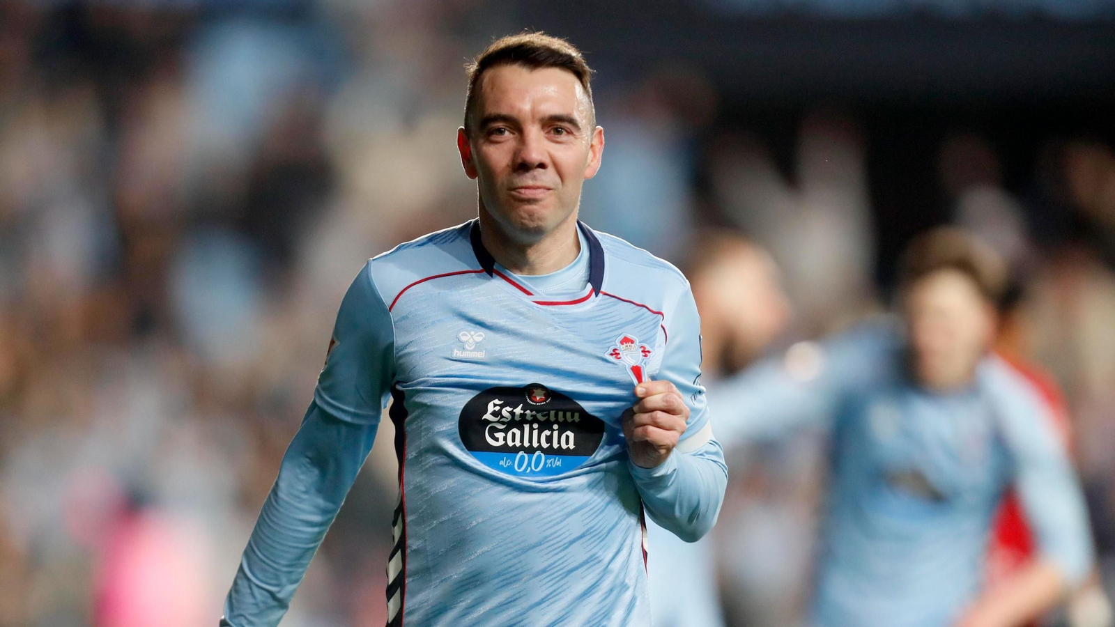 Iago Aspas enseña el escudo en el partido ante el Mallorca en Balaídos.