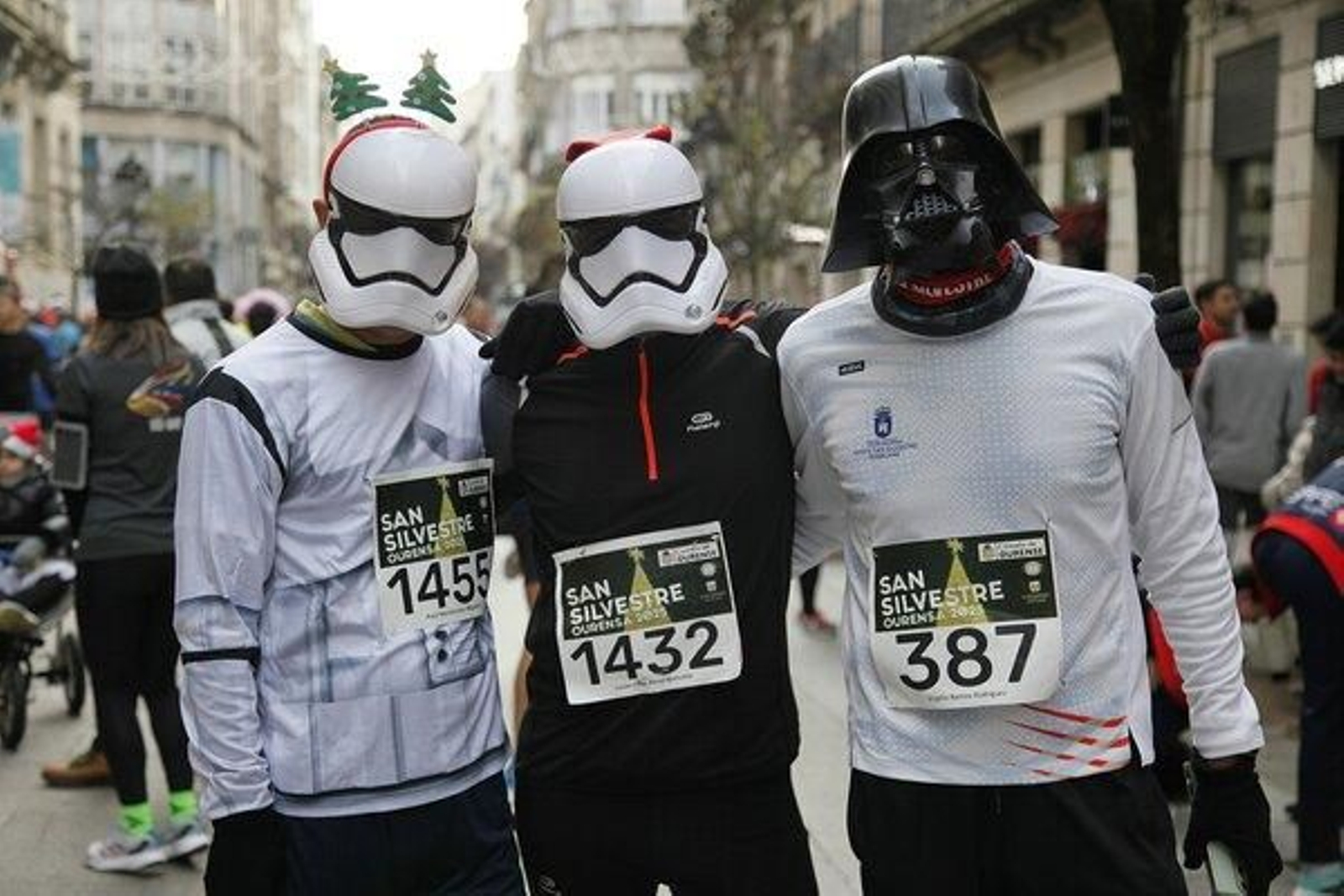 Numerosos participantes optaron por correr disfrazados.