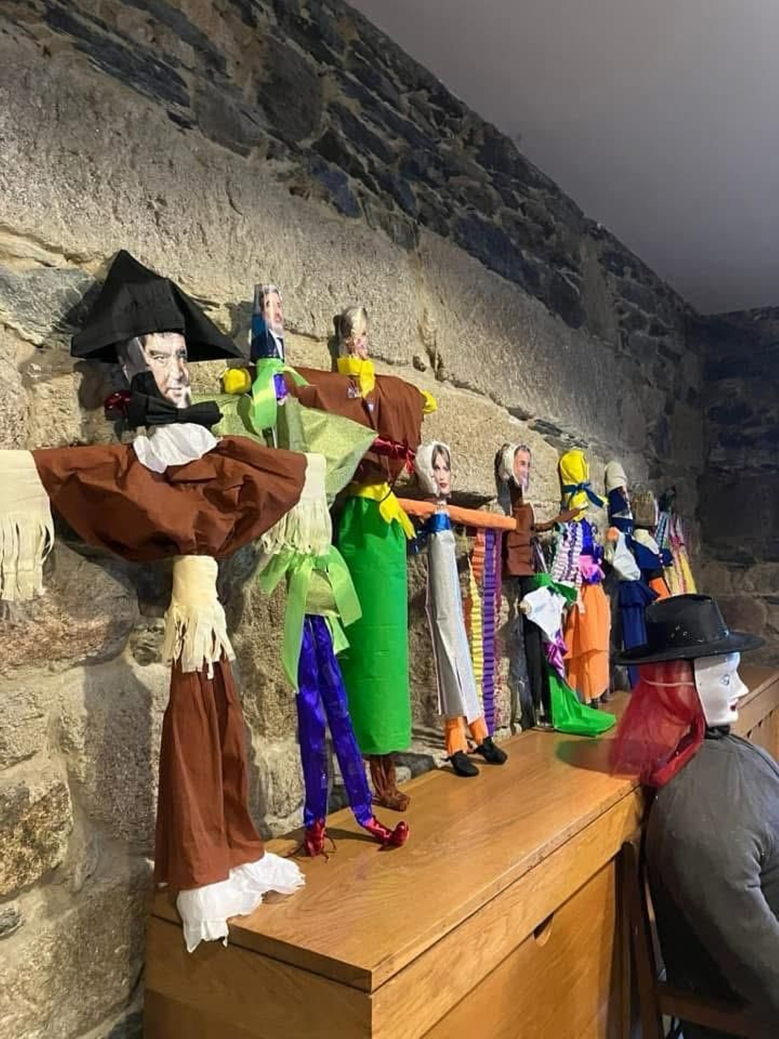 Galería |  A Gudiña crea de nuevo sus  figuras del Entroido