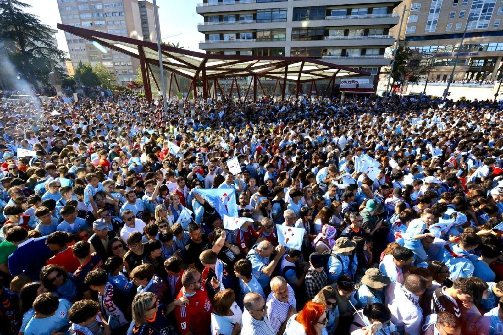 Galería | Fiesta celeste en Vigo por la vuelta del Celta a Europa
