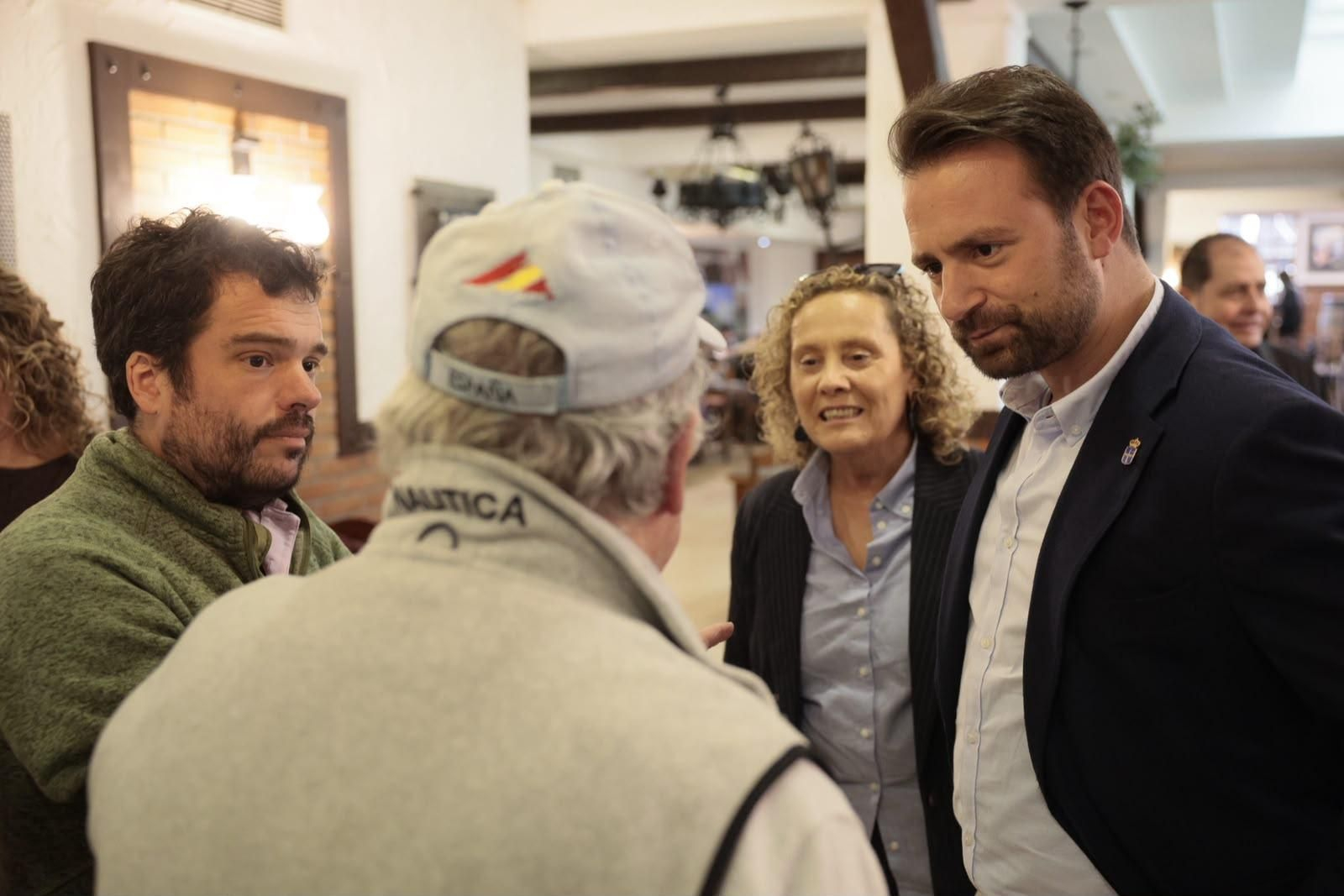 El presidente del PP Y portavoz de Grupo Parlamentario durante una visita al Estadio Español de Chile