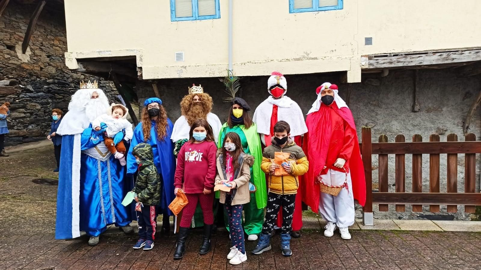 LAZA. Una foto con los más pequeños.