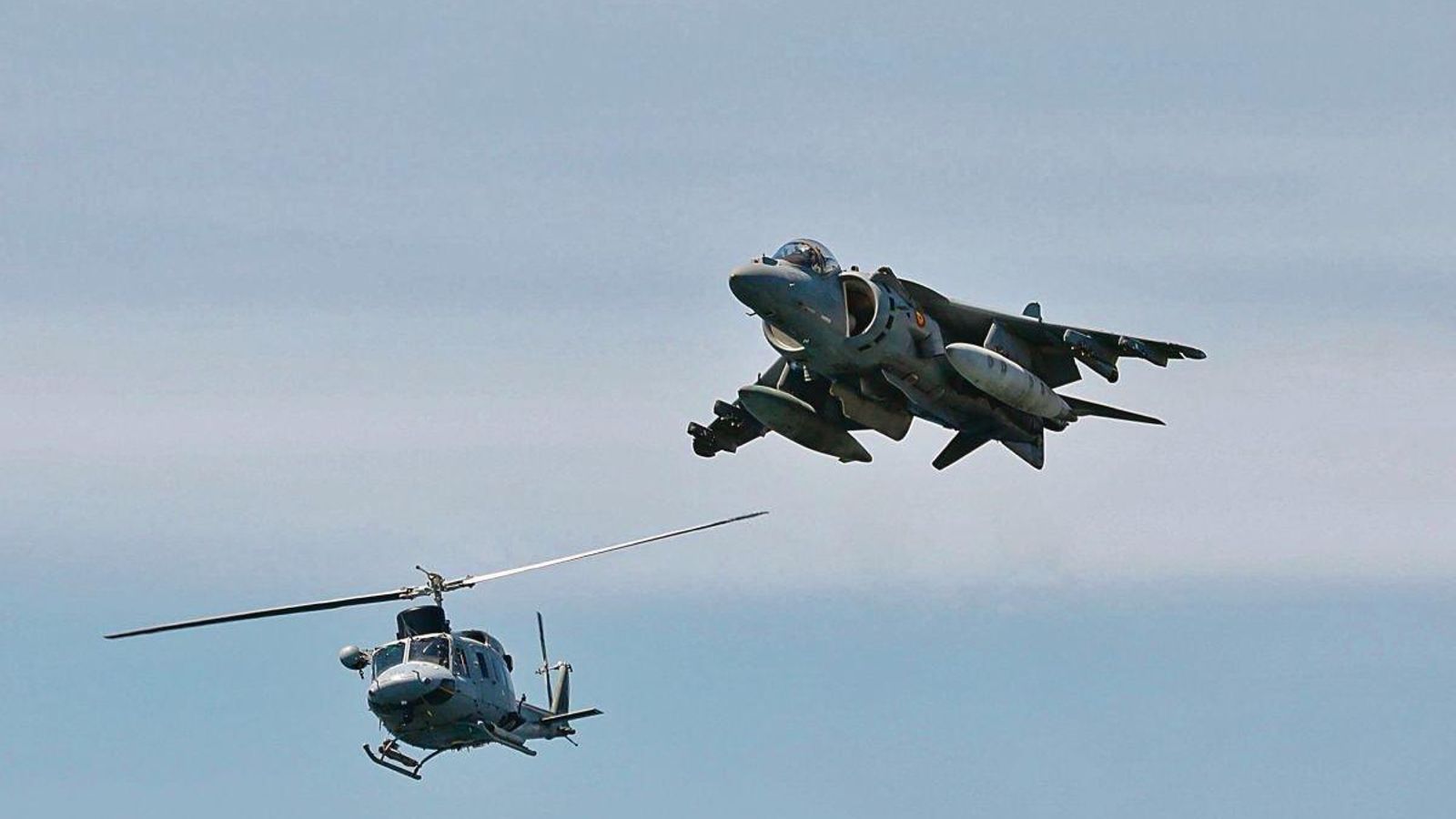 Uno de los helicópteros escoltaba al caza Harrier desde muy cerca en el final de la exhibición. Ambos sobrevolaban la playa. (Foto: Jorge Santomé)