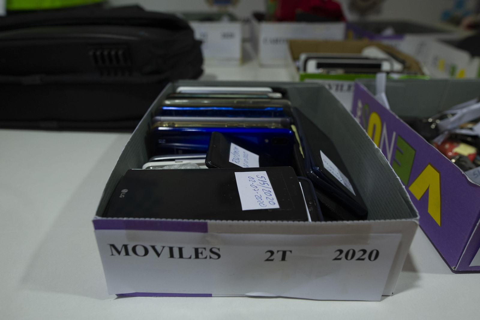 Entre los móviles perdidos en las oficinas de objetos perdidos hay seis iPhone.