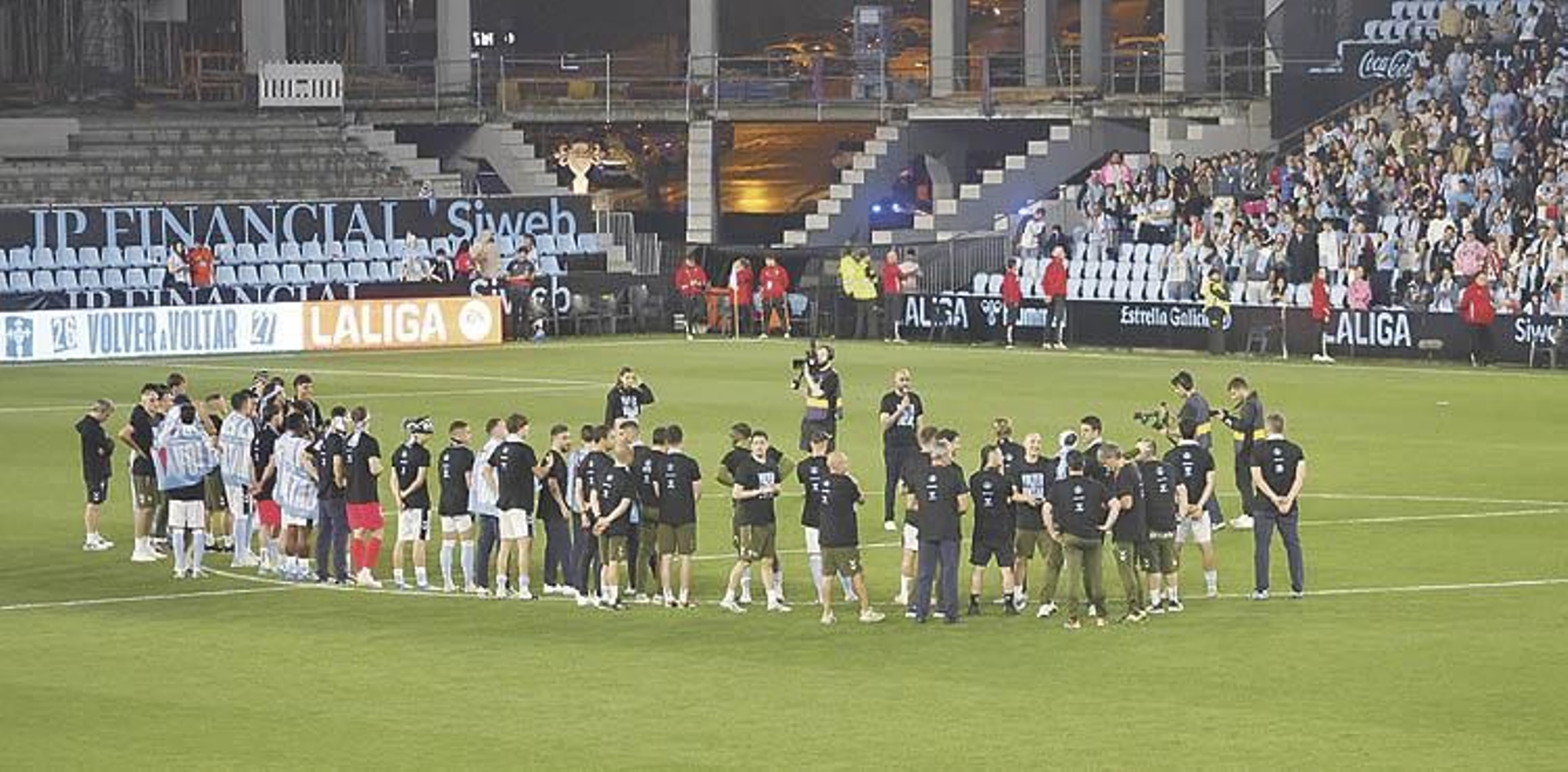 Giráldez habla en presencia de sus jugadores en la celebración posterior al partido ante el Sevilla del pasado sábado en Balaídos.