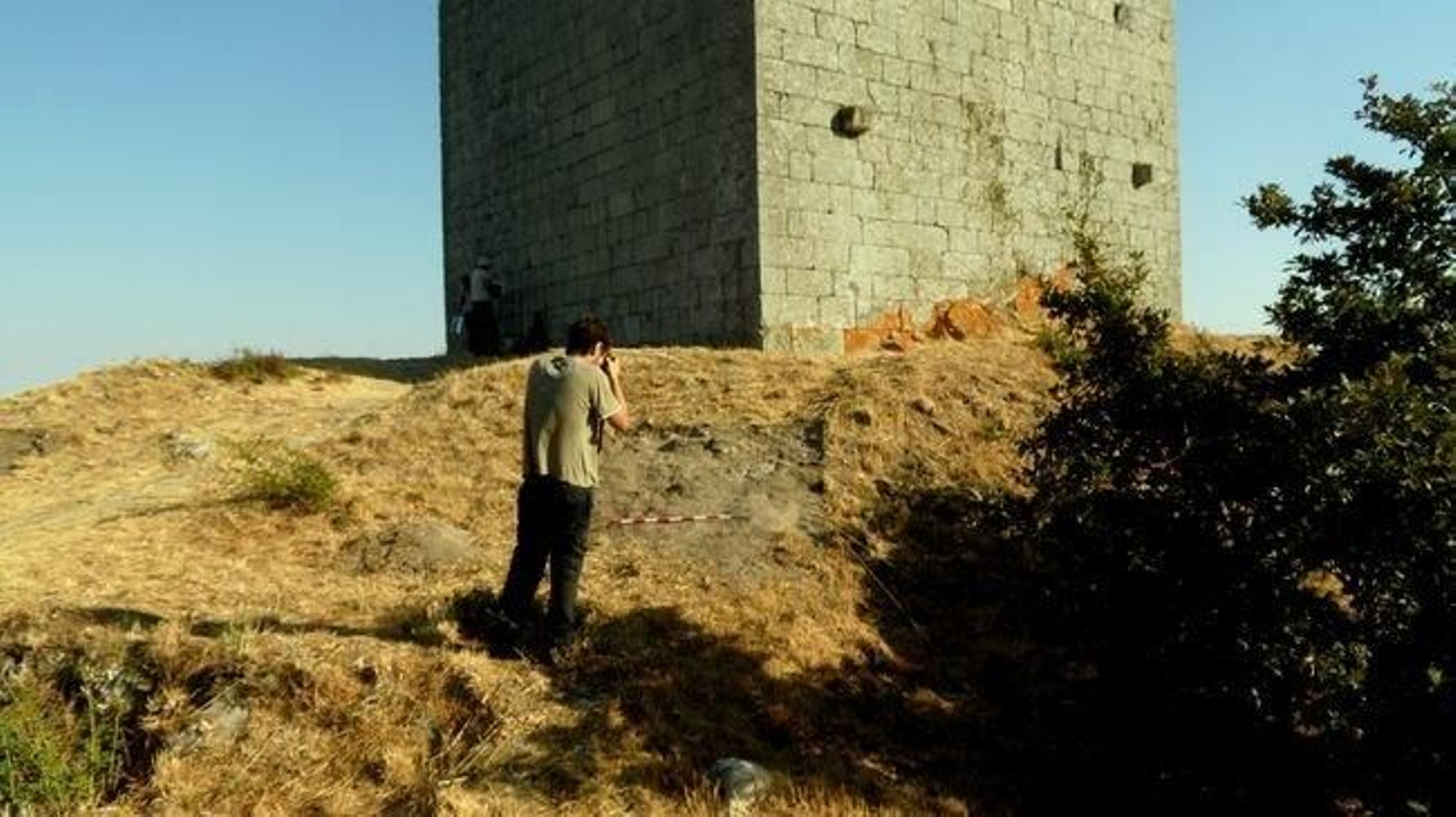 Un técnico fotografía el entorno de la Torre de Pena, en el concello de Xinzo de LImia.