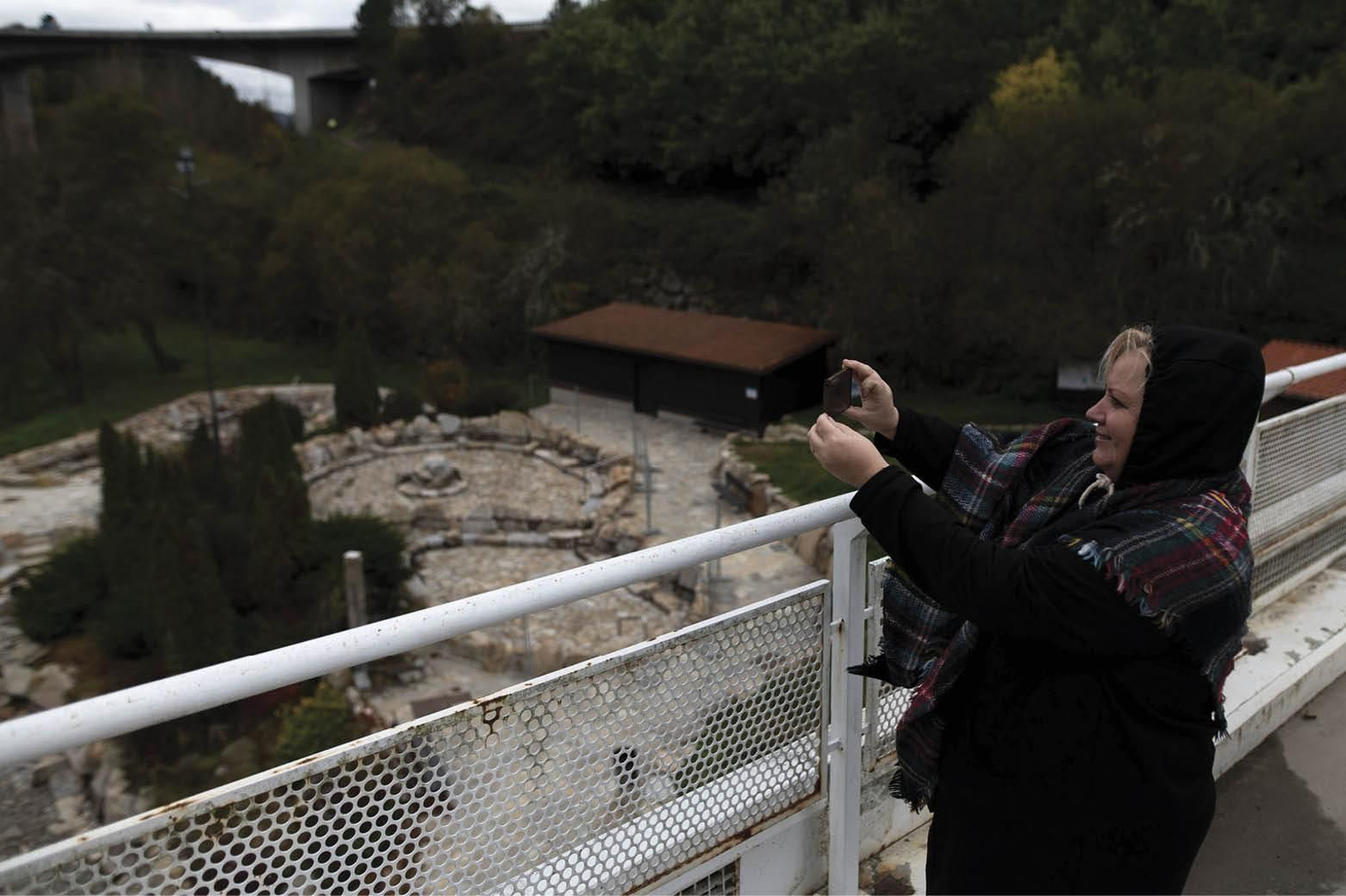 Una turista rusa fotografía las termas vacías, ayer a mediodía. (FOTO: MARTIÑO PINAL)