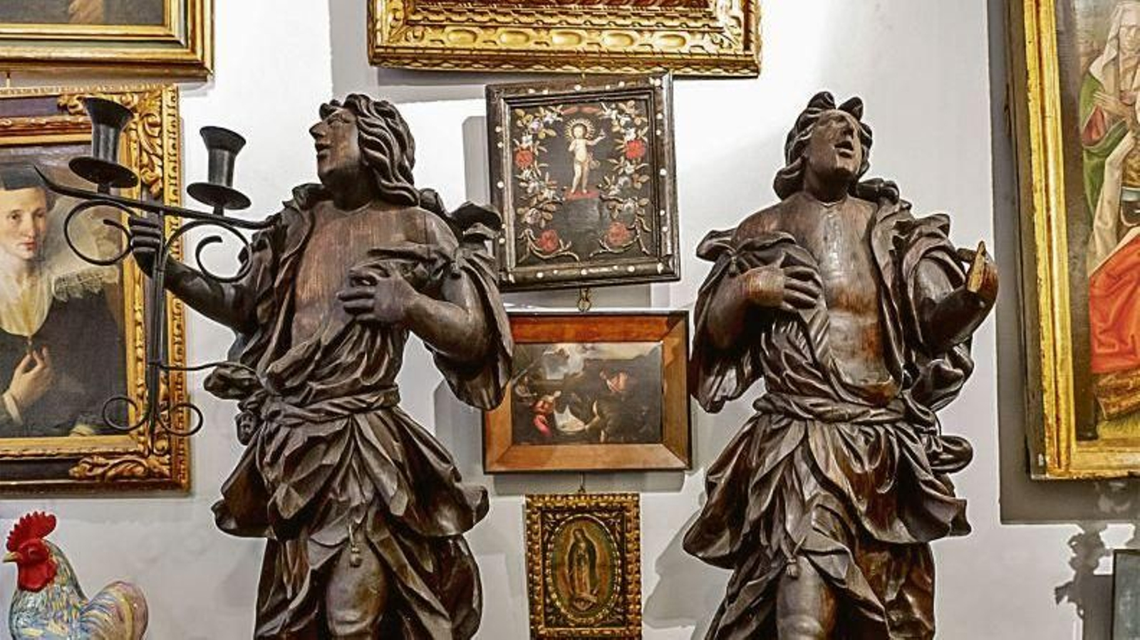 Esculturas de madera y cuadros en el Pazo de Meirás.