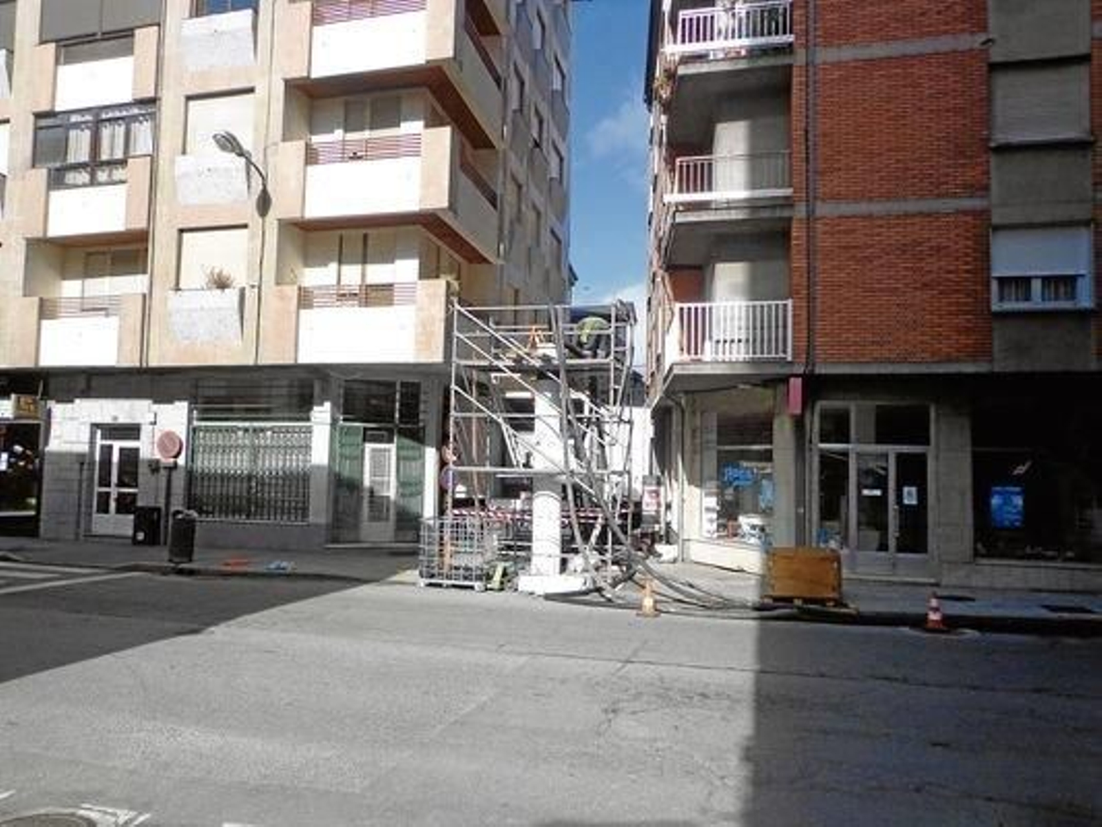 Los equipos cierran el acceso a la Rúa de San Roque durante los trabajos.