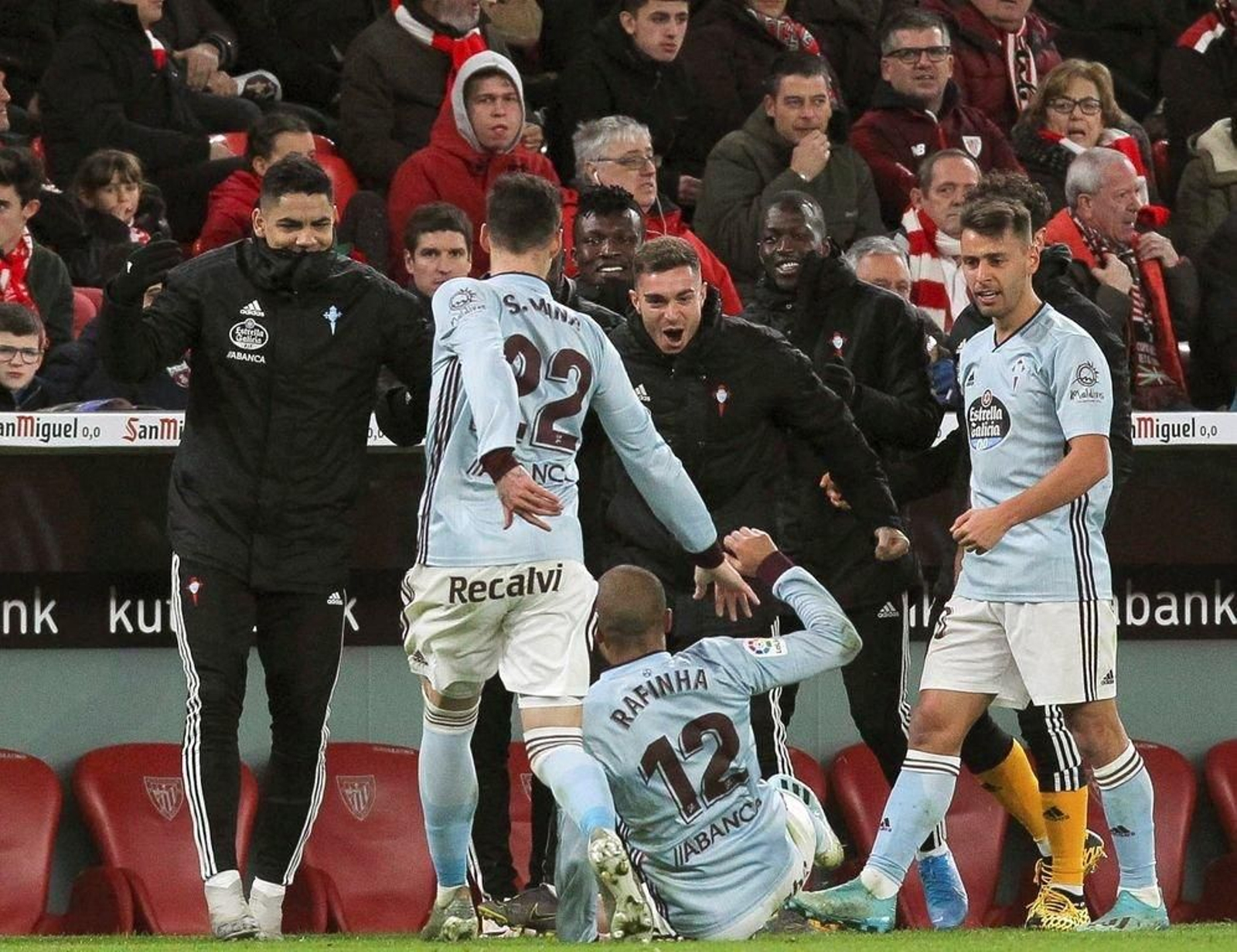 Los jugadores de campo y del banquillo del Celta celebran el gol.
