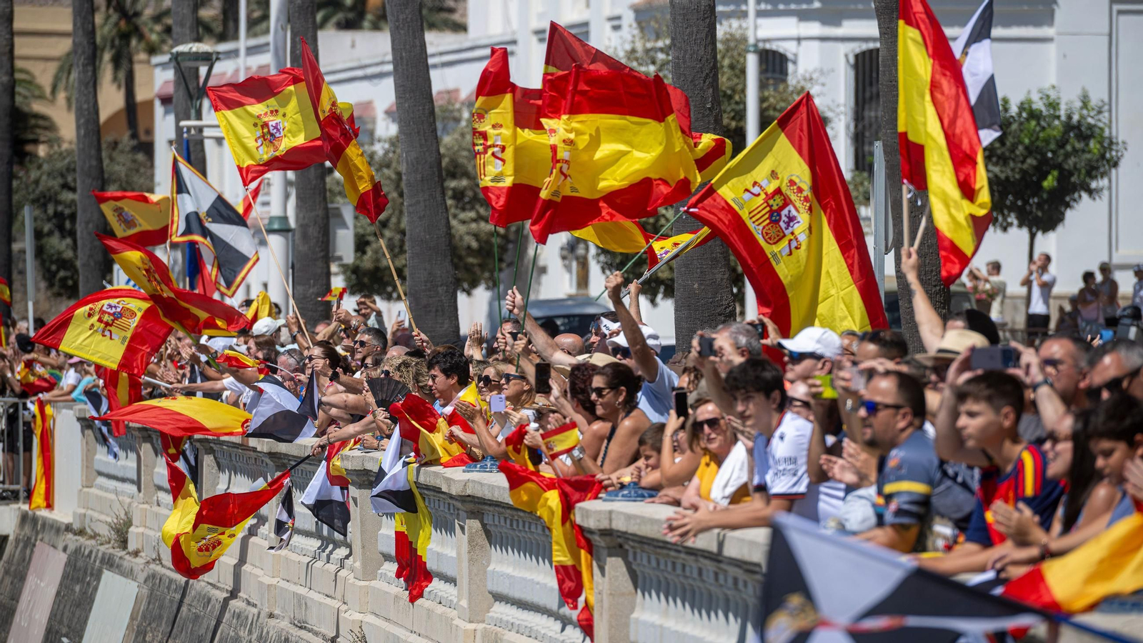 Numerosas personas presencian una concentración de embarcaciones y motos en apoyo al pueblo ceutí, a 30 de agosto de 2026, en Ceuta (España)