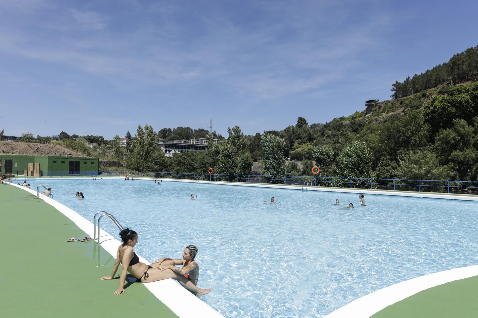 Galería | Primera jornada de las piscinas de Oira abiertas en el día más caluroso del 2026 en Ourense