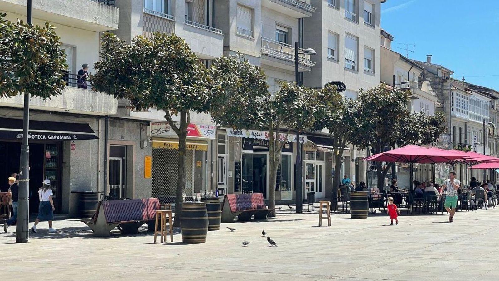 Vecinos de Verín en la Praza García Barbón.