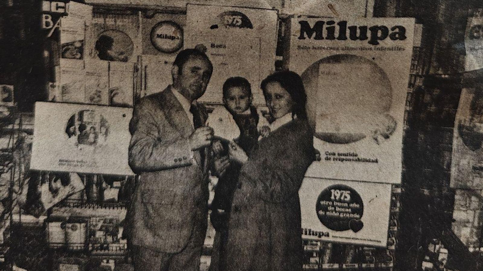 Doña Isabel Fernández con su hijo recogiendo el premio de manos del señor Onís.