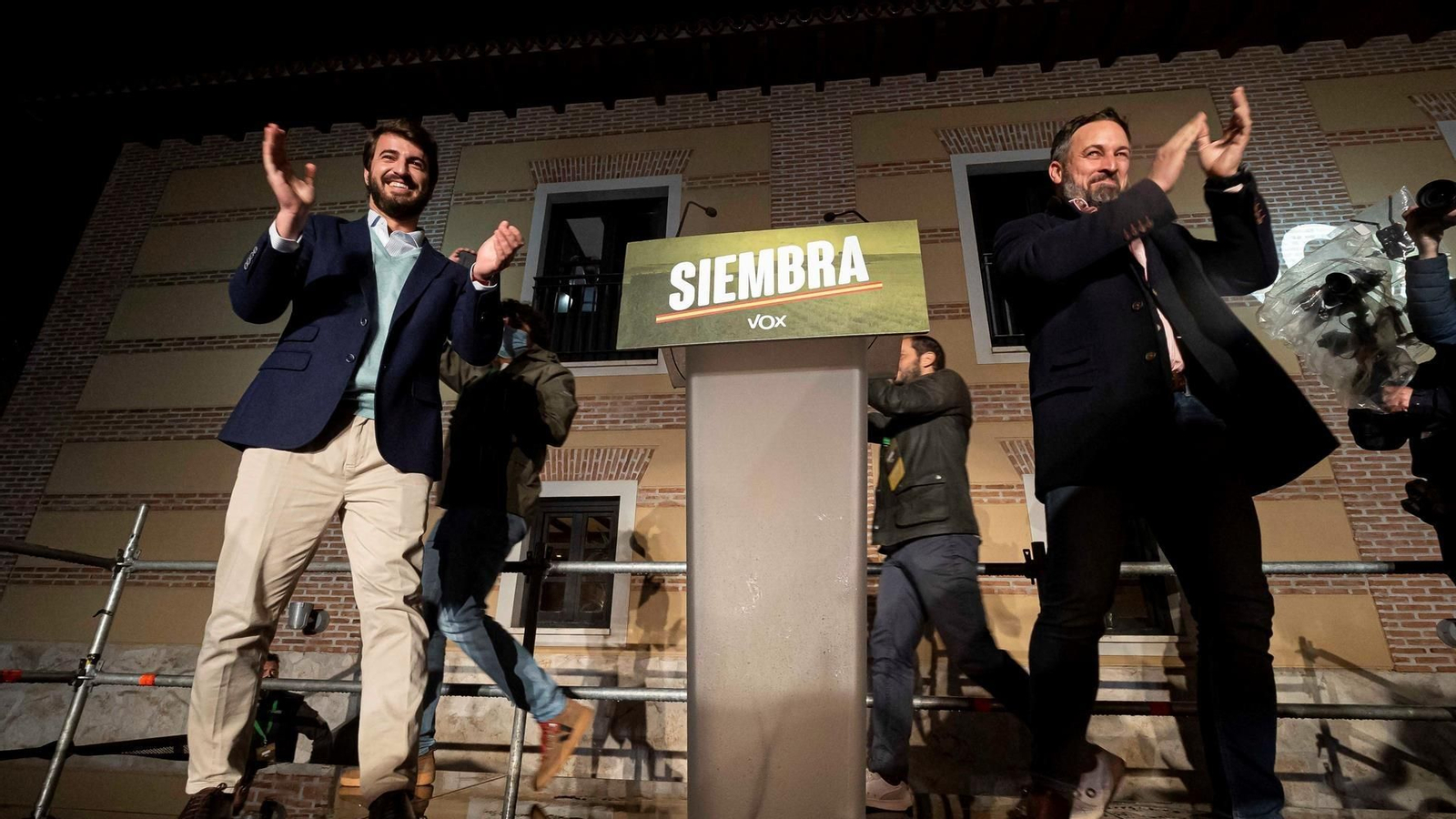 El presidente de Vox, Santiago Abascal (d), y el candidato de esta formación a la Presidencia de la Junta de Castilla y León, Juan García-Gallardo (i),