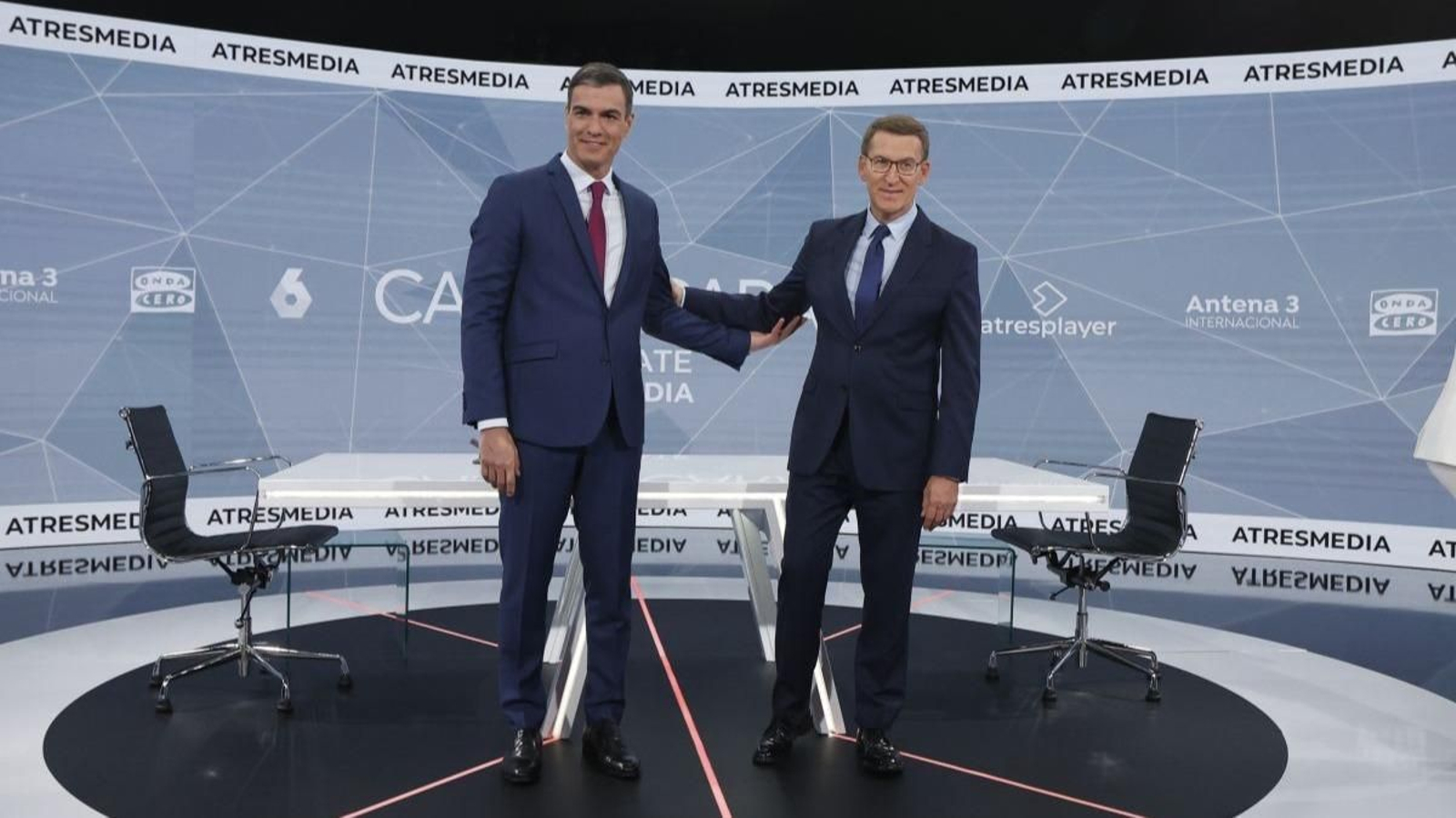 Pedro Sánchez y Alberto Núñez Feijóo, en el único momento distendido de la noche, antes de iniciar el debate.