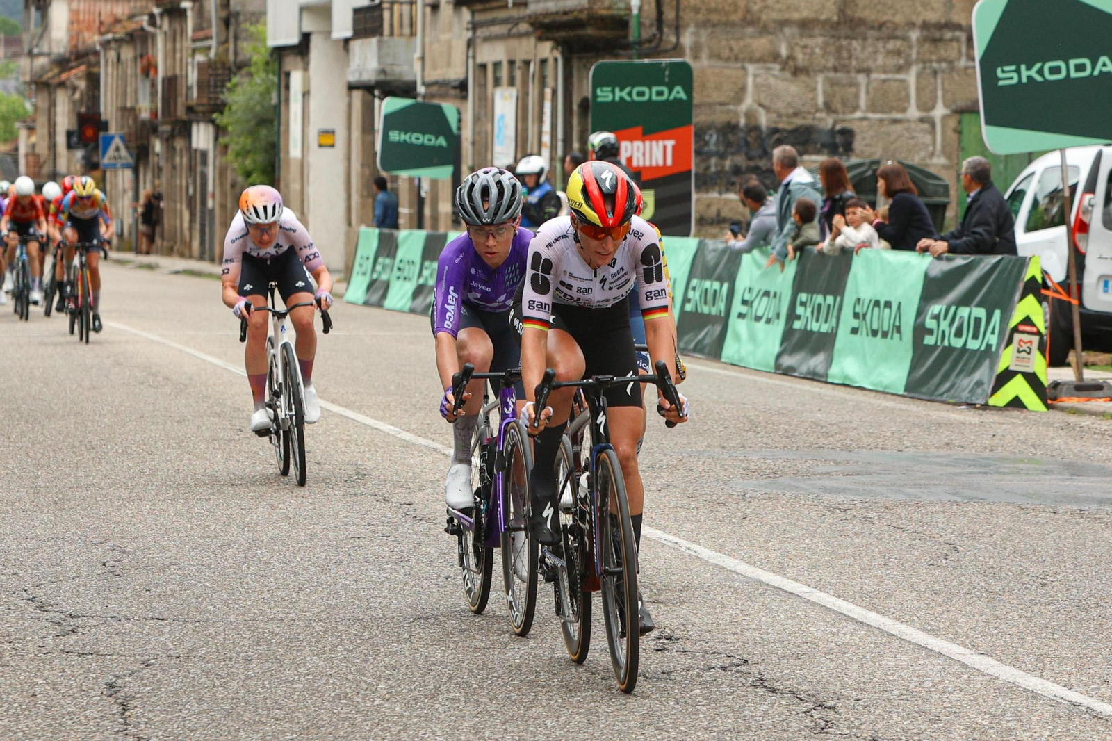 La alemana Franziska Koch (i.), ganadora de la París-Roubaix hace unas semanas, se impuso en el sprint intermedio de Ponteareas y fue tercera en meta tras la helvética.