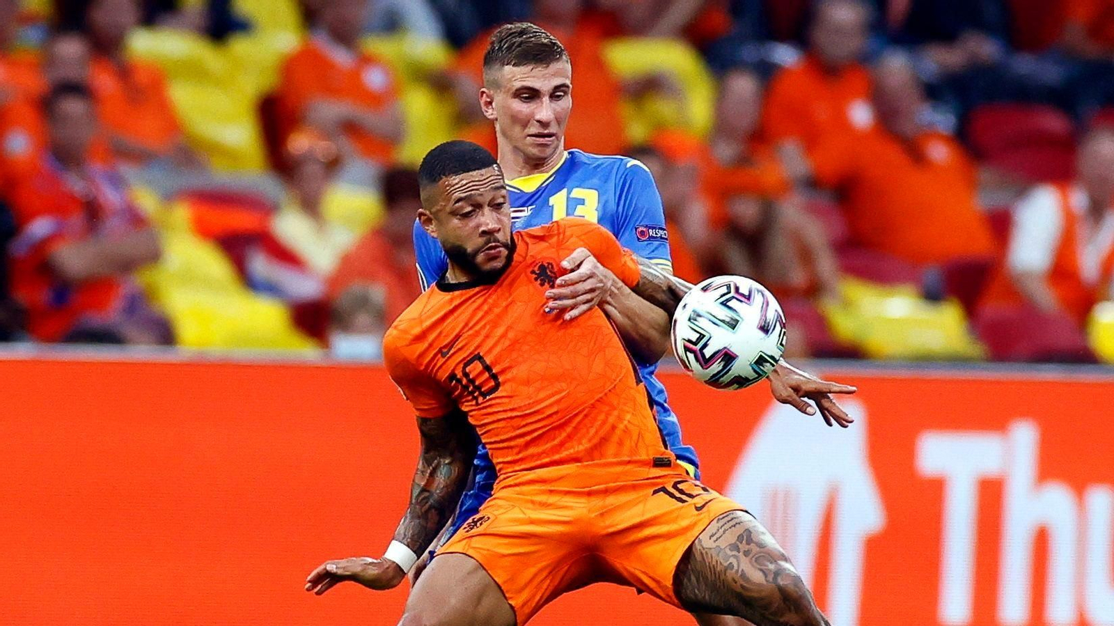 Depay controla un balón ante Zabarnyi en el encuentro de ayer.