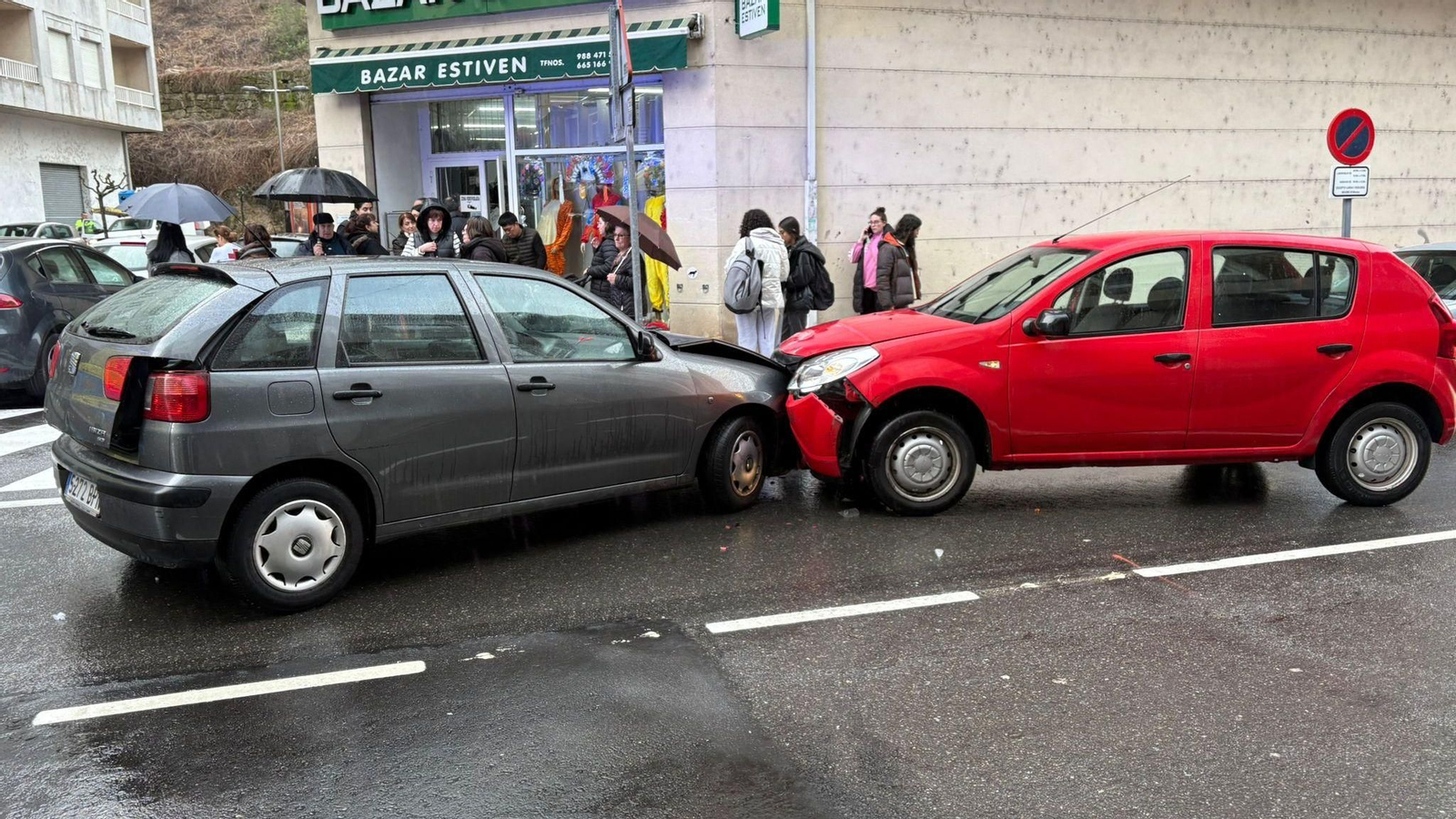 Imagen de los coches que chocaron frontalmente en un accidente de tráfico en Ribadavia.